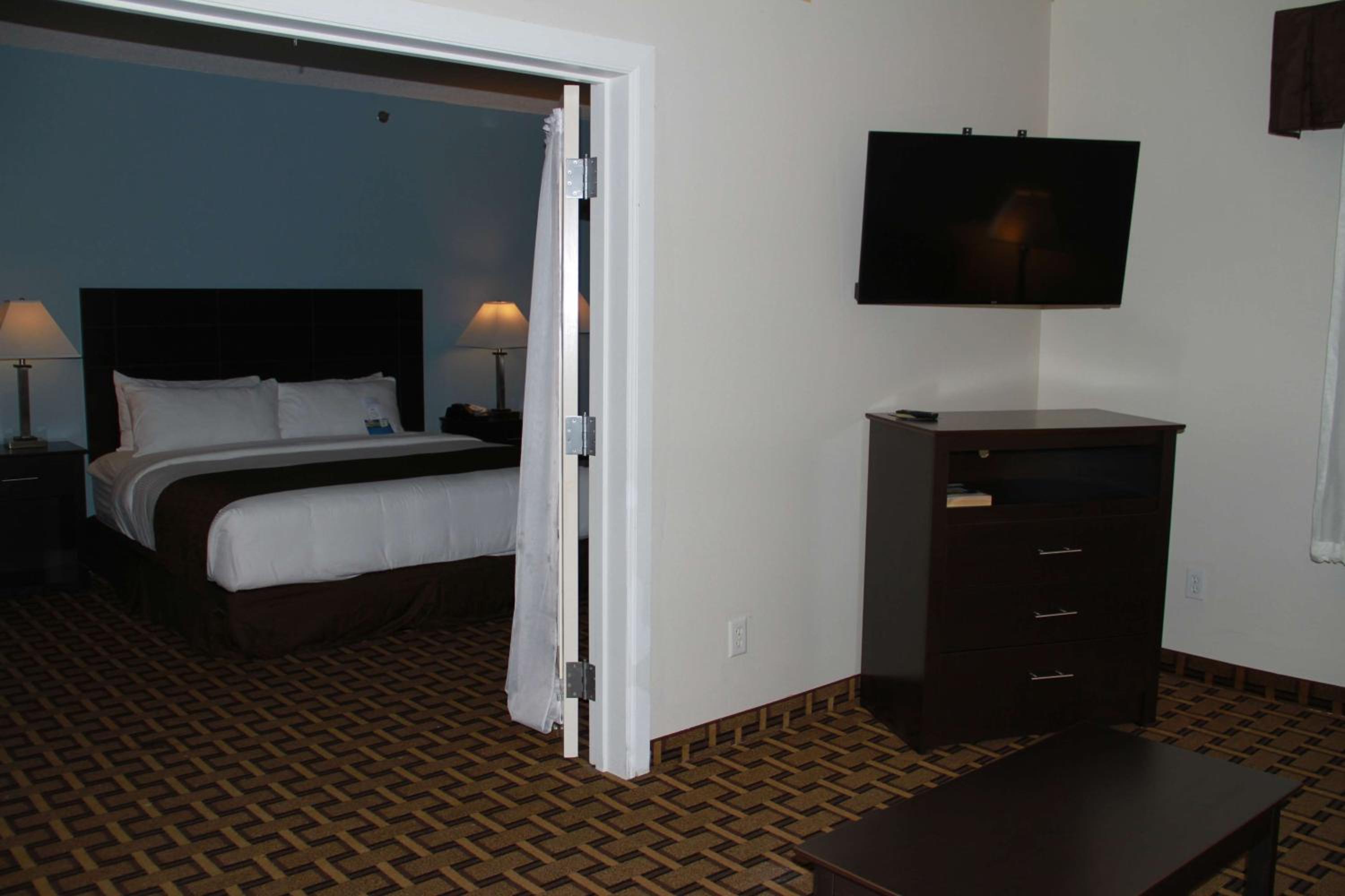 King Suite with Sofa Bed - Non-Smoking - Photo 6