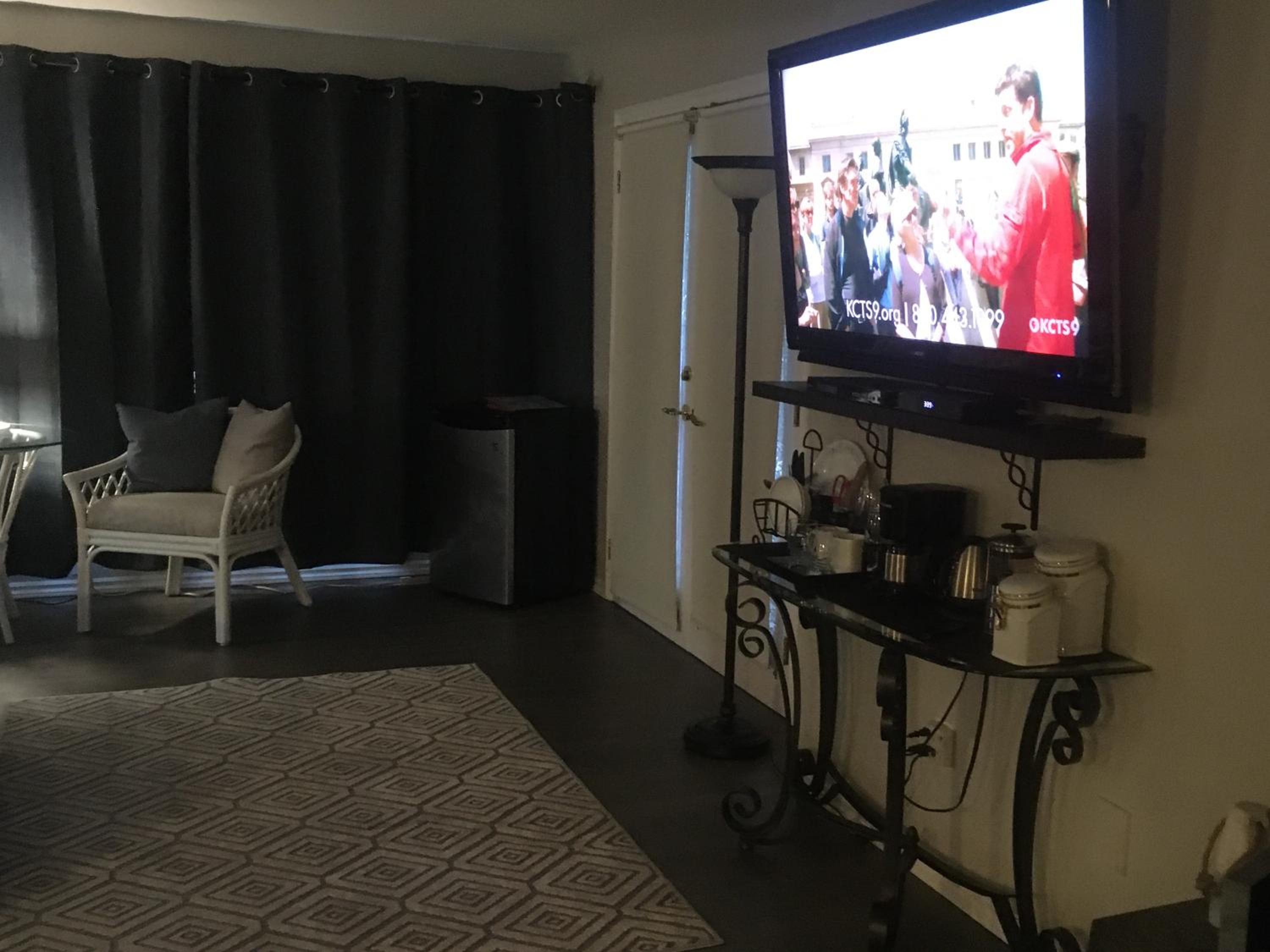 Deluxe King Suite photo 1