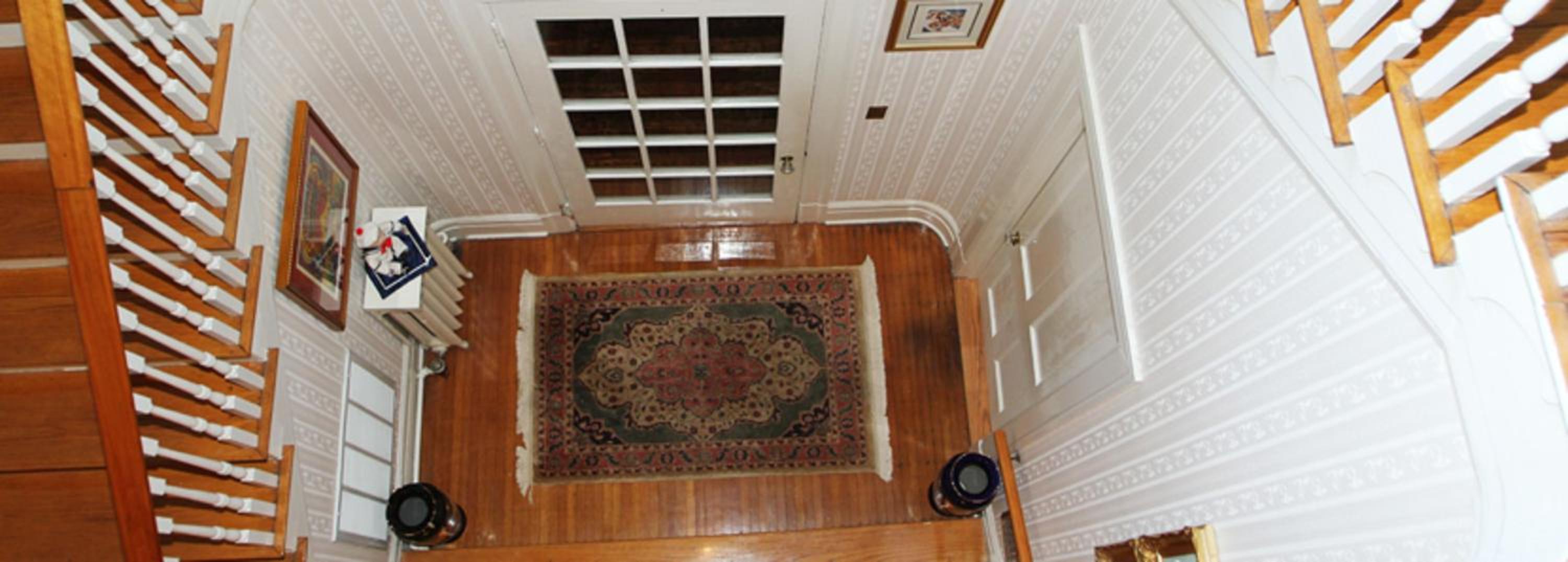 Queen Room photo 2