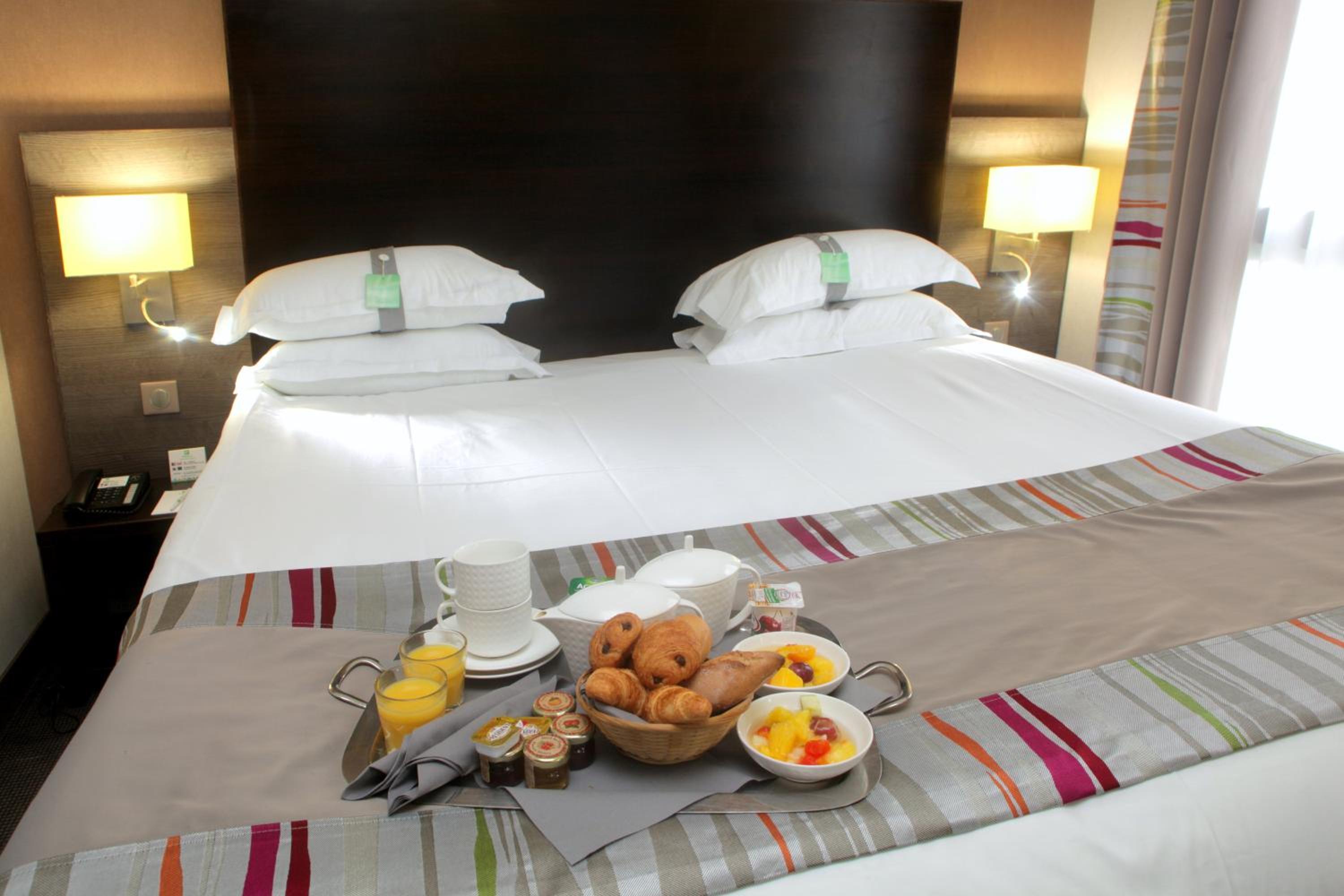 Premium King Room thumbnail 6