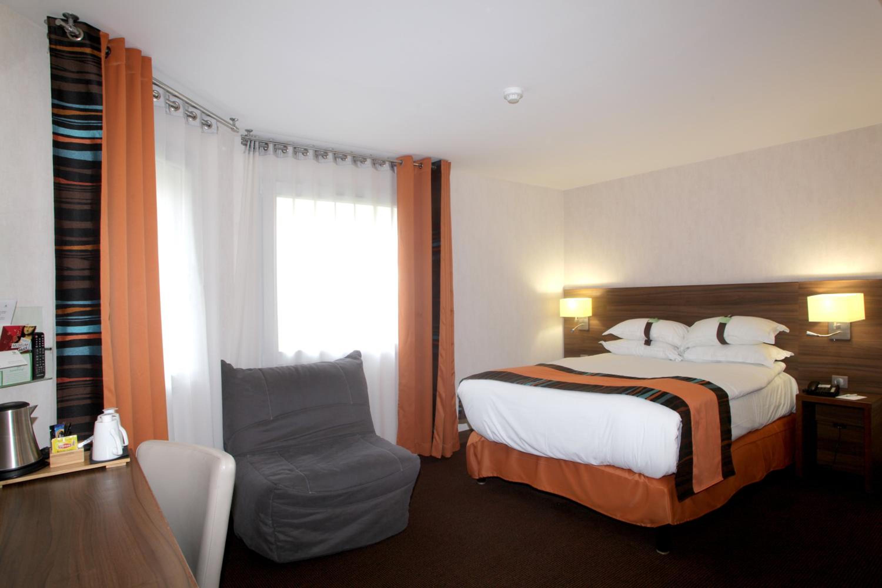 Two-Bedroom Queen Suite with Two Single Beds thumbnail 6