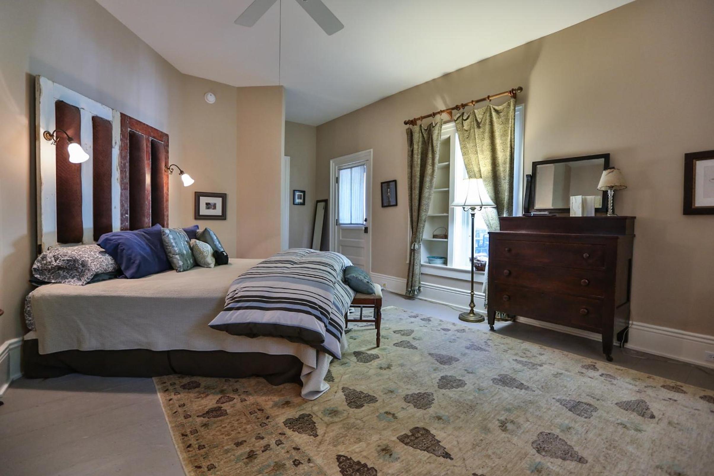 Deluxe King Room photo 2