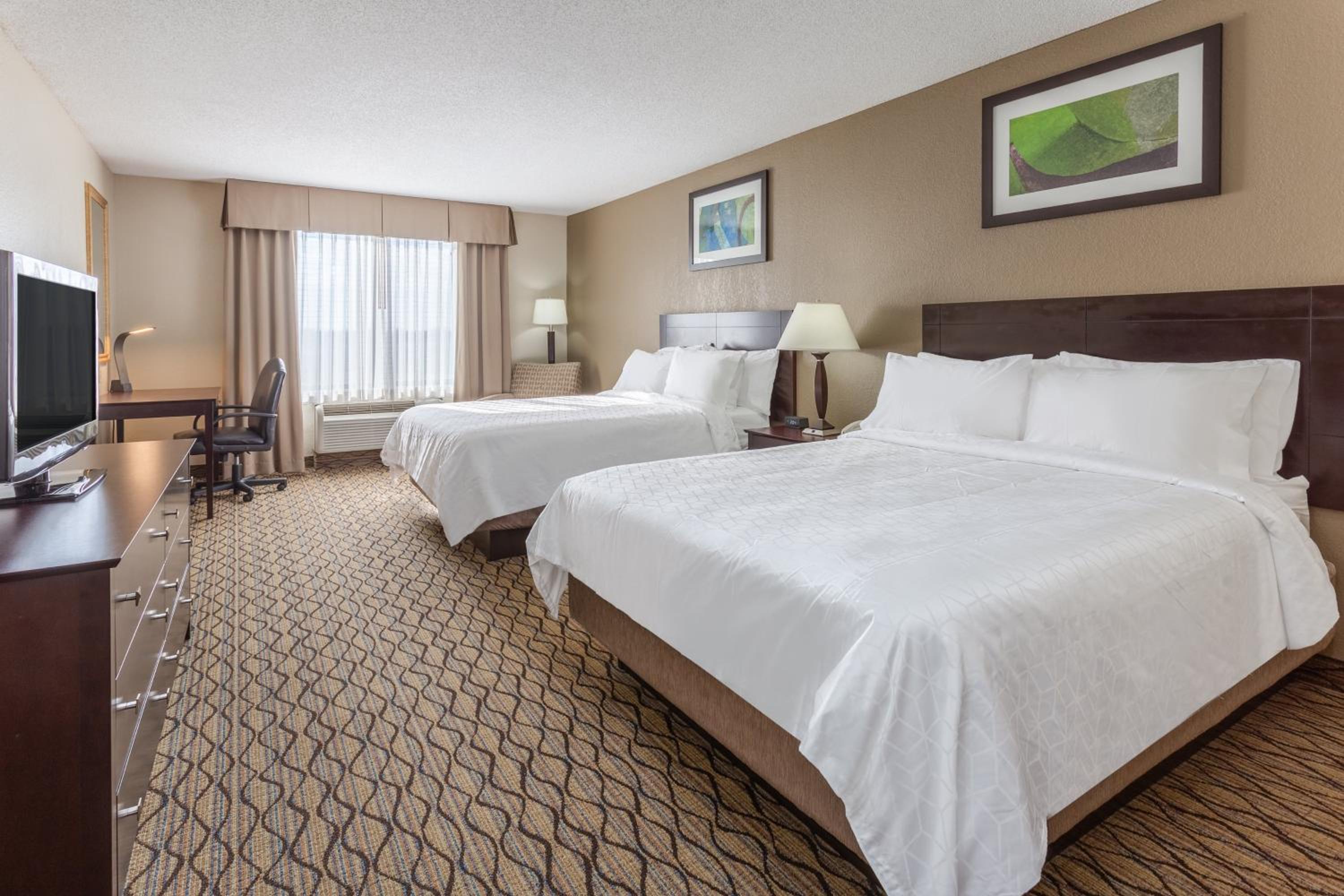 Standard Queen Room with Two Queen Beds - Photo 2