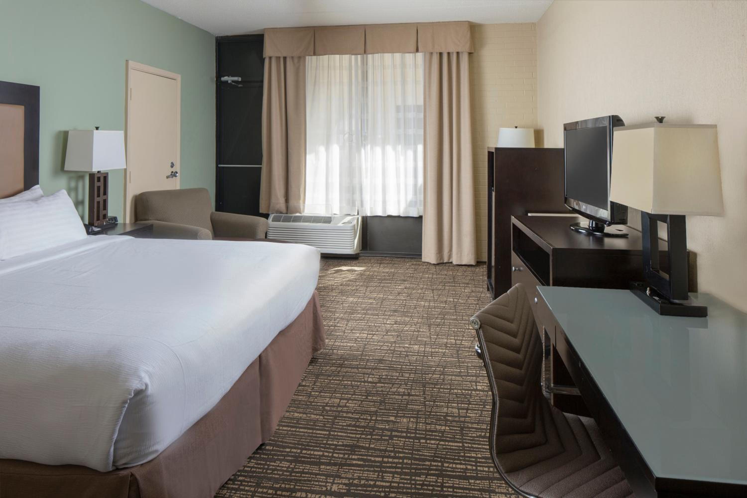 Standard King Room - Photo 4