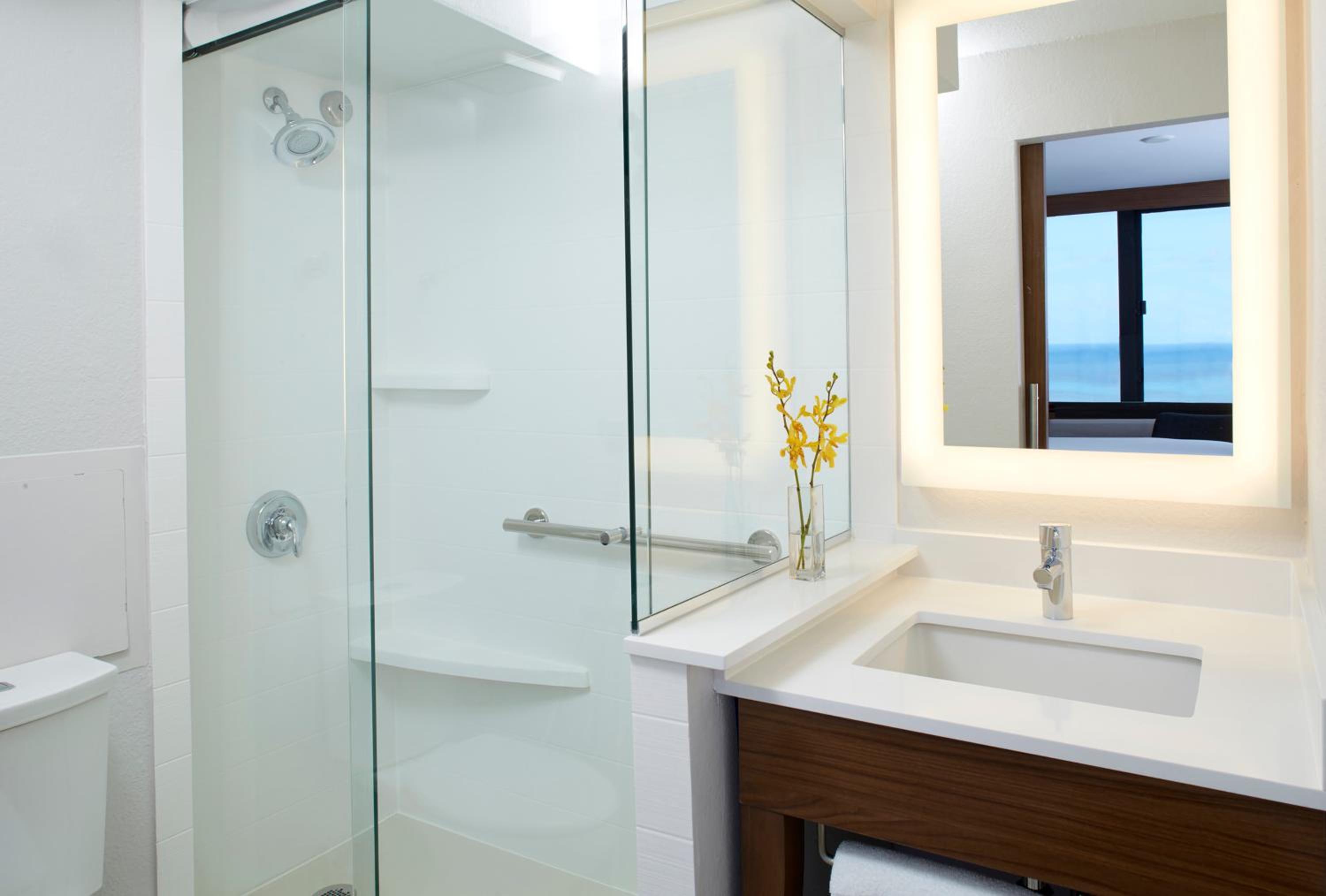 Deluxe King Room with City View - Photo 6
