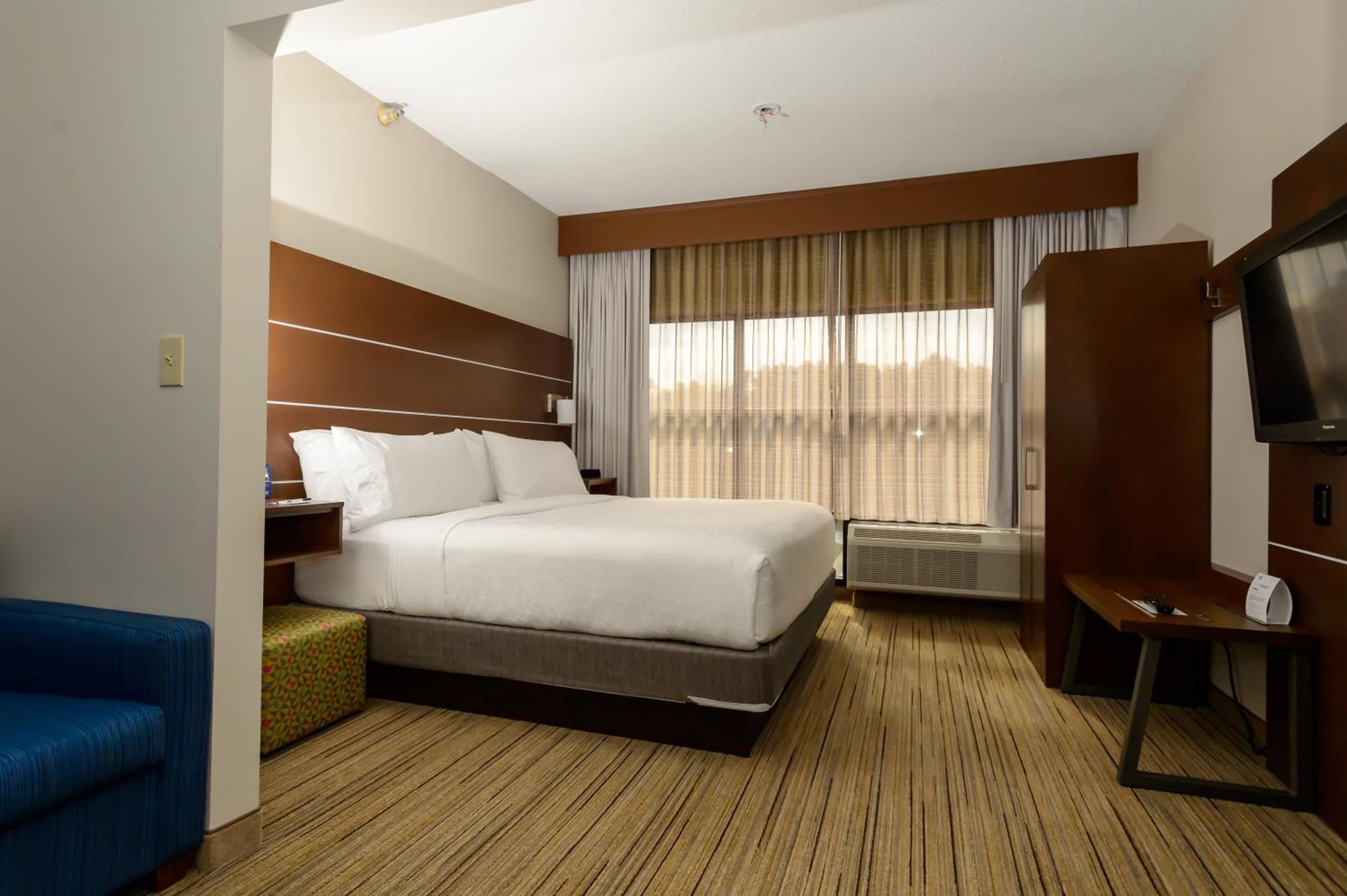 King Suite with Sofa Bed - Photo 3