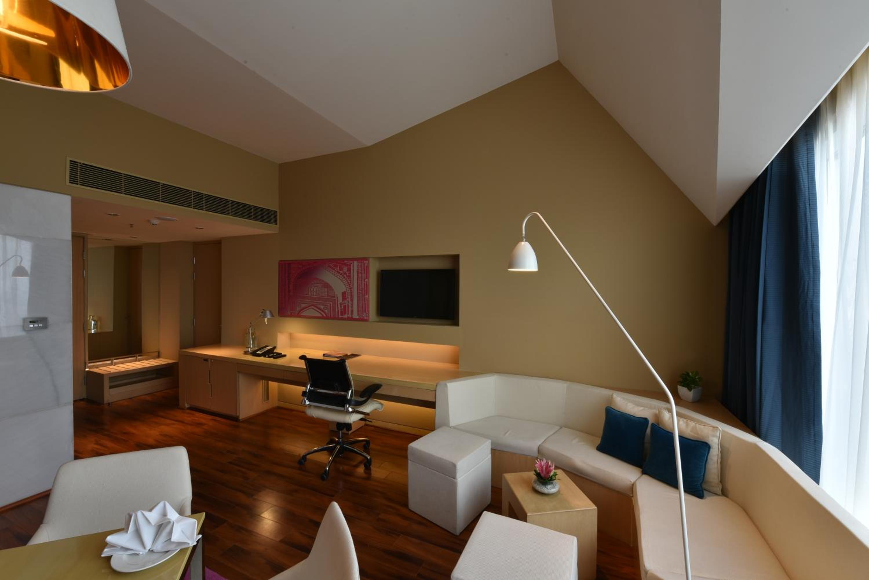 Deluxe Suite 1 Bedroom City View King Bed thumbnail 5