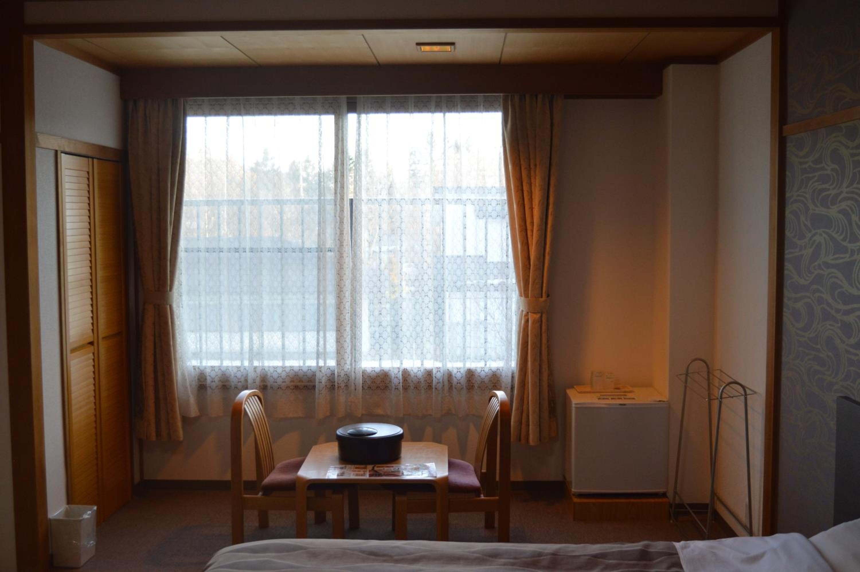 Modern Japanese-Style Room - Photo 3