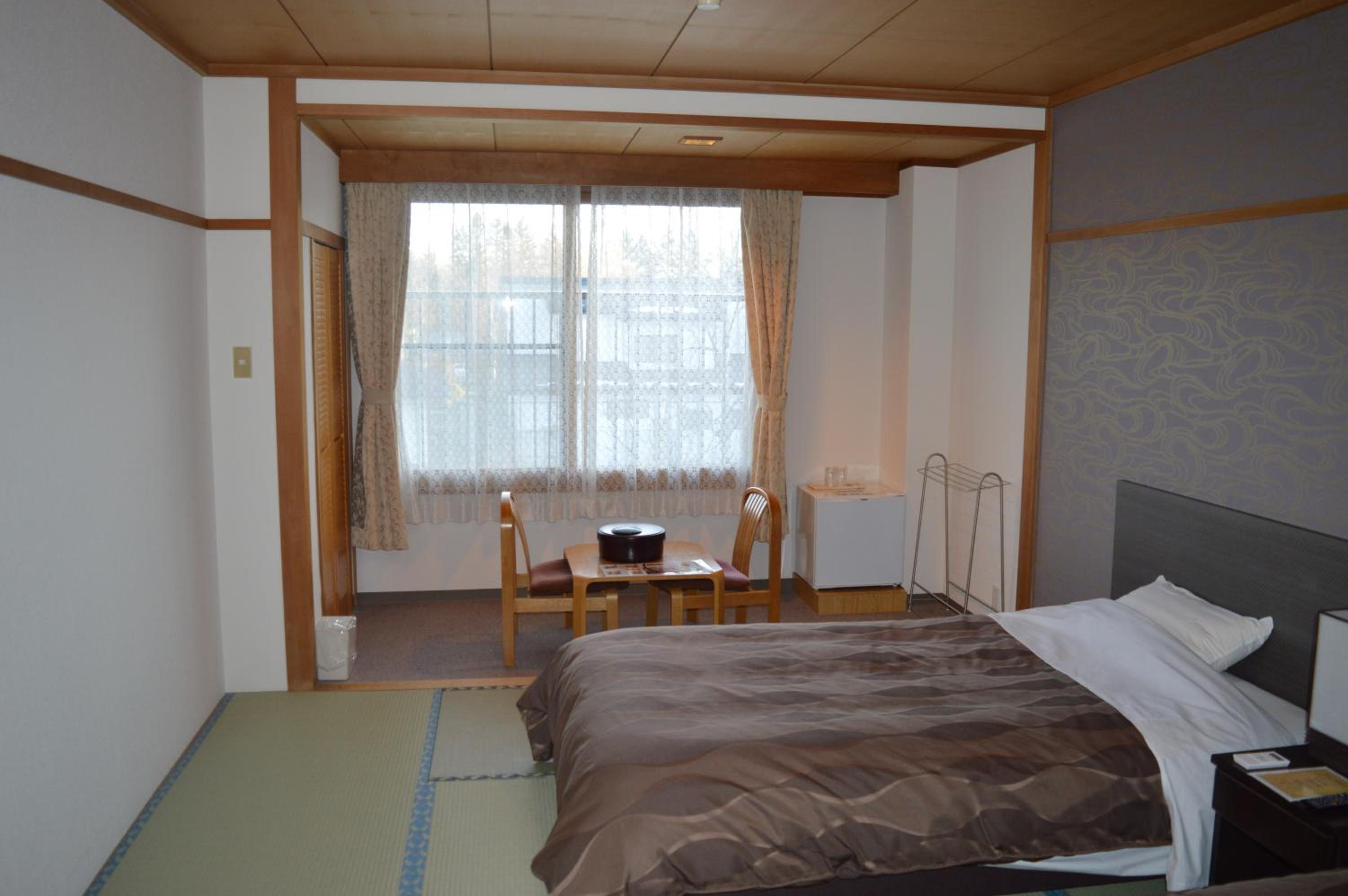 Modern Japanese-Style Room - Photo 2