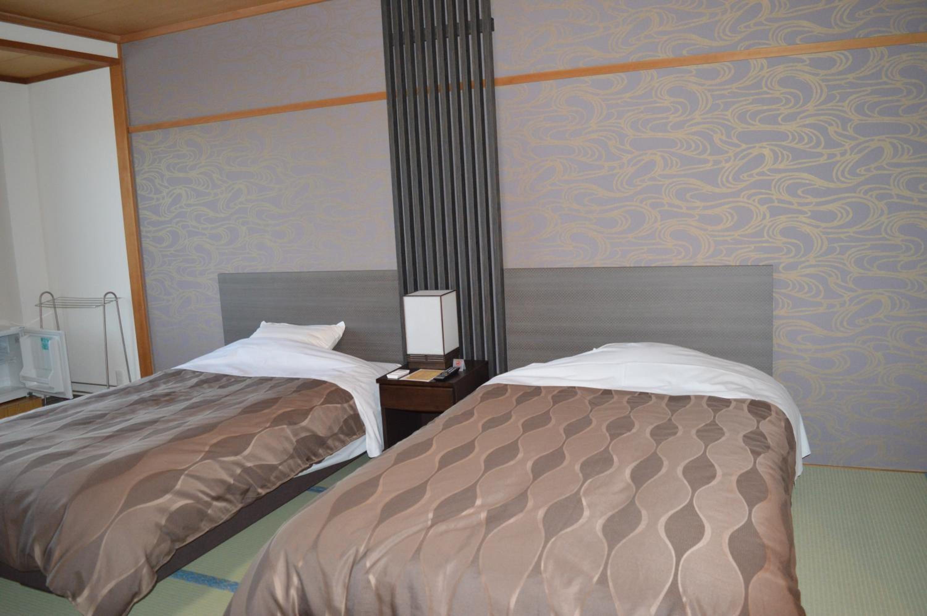 Modern Japanese-Style Room - Photo 4