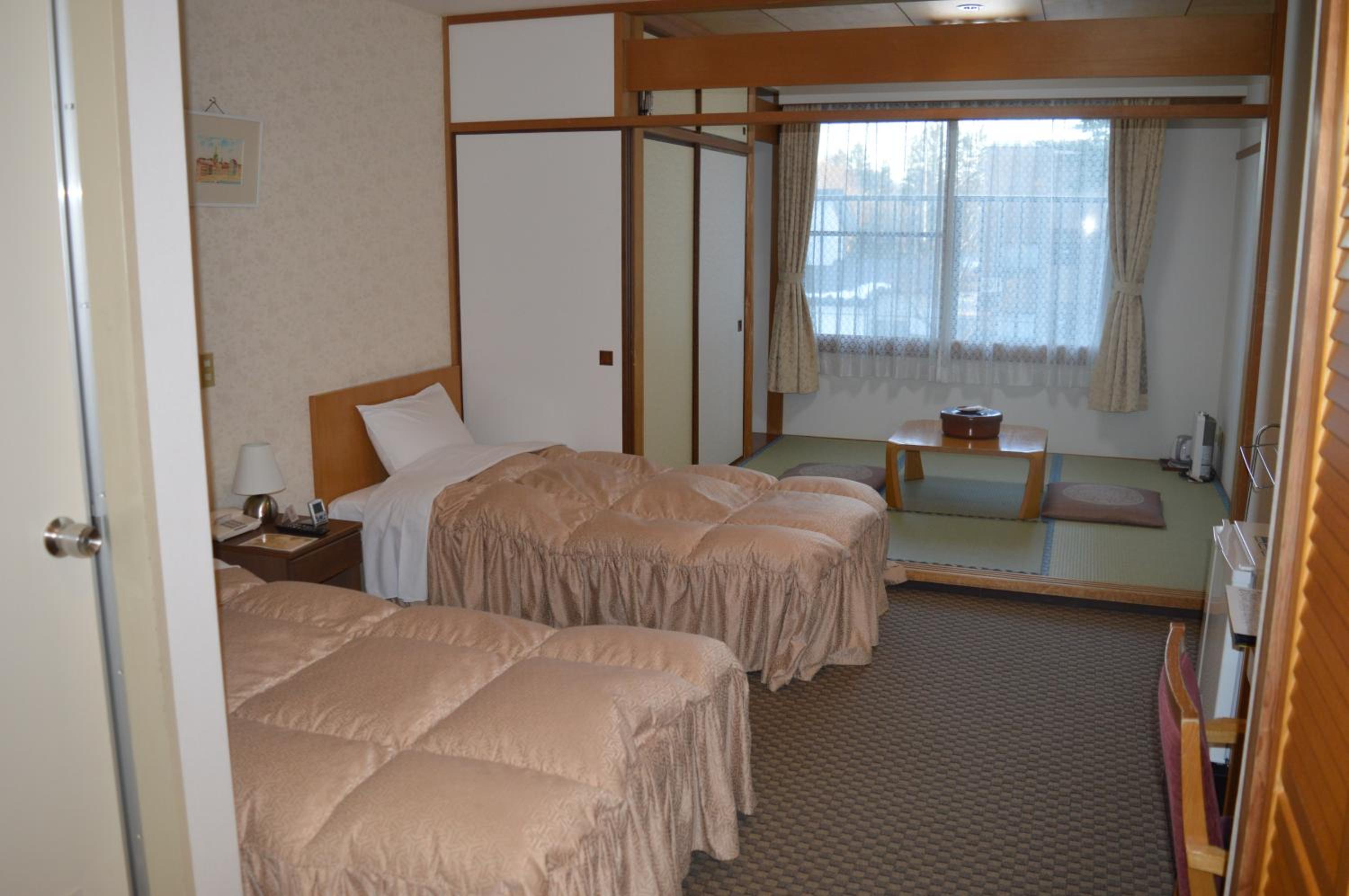 Modern Japanese-Style Room - Photo 5