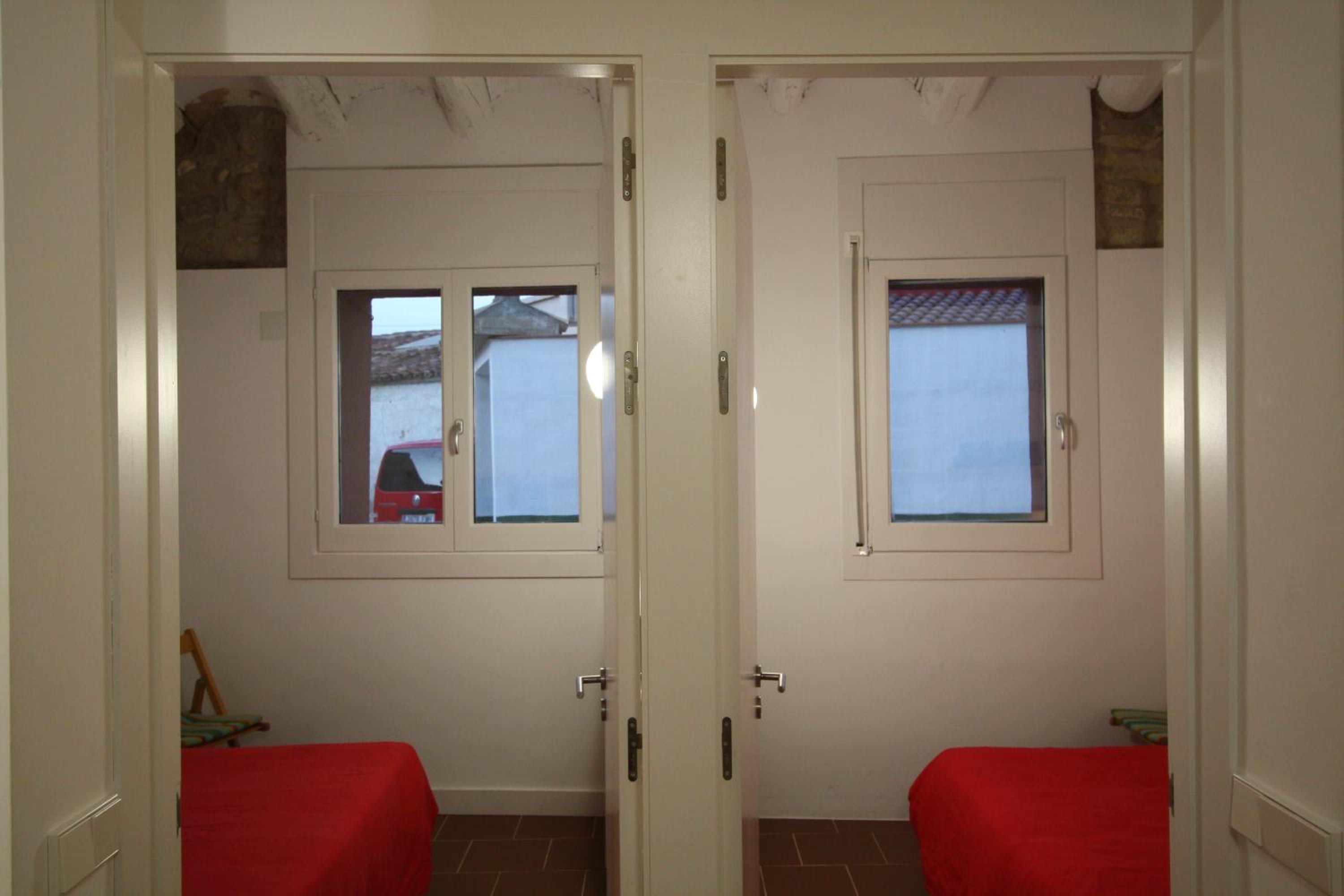 Two-Bedroom House - Photo 4