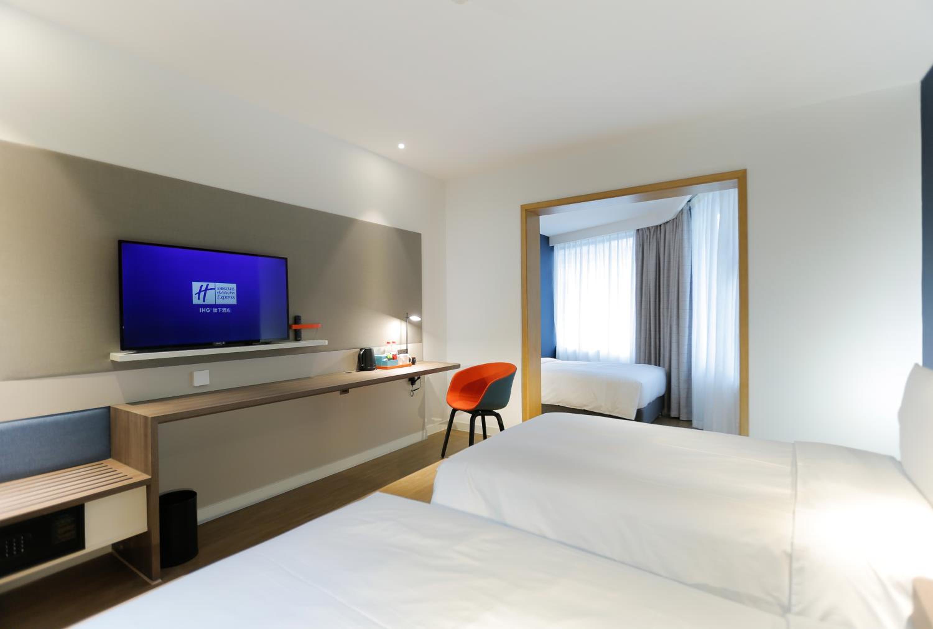 Standard Room with One Queen Bed and Twin Beds photo 2