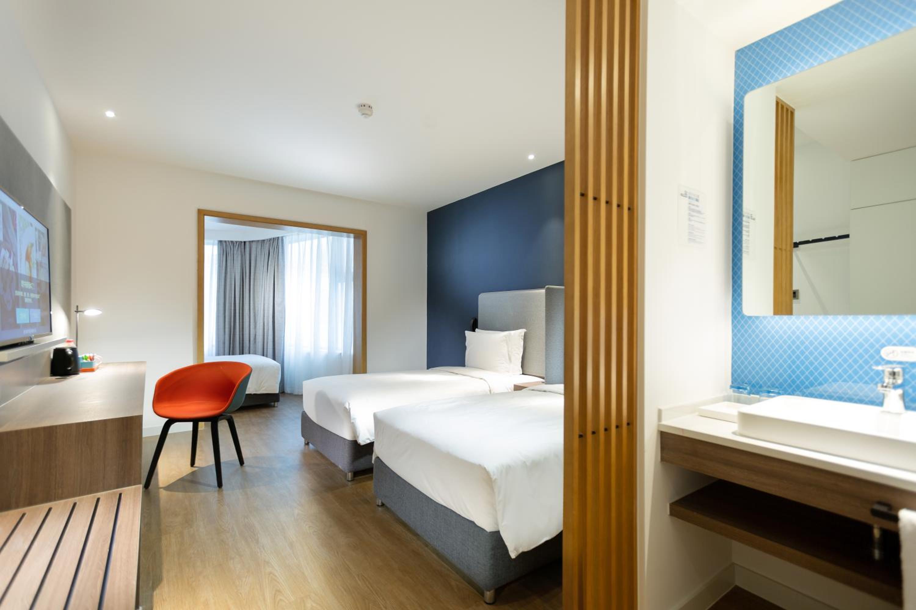 Standard Room with One Queen Bed and Twin Beds photo 3