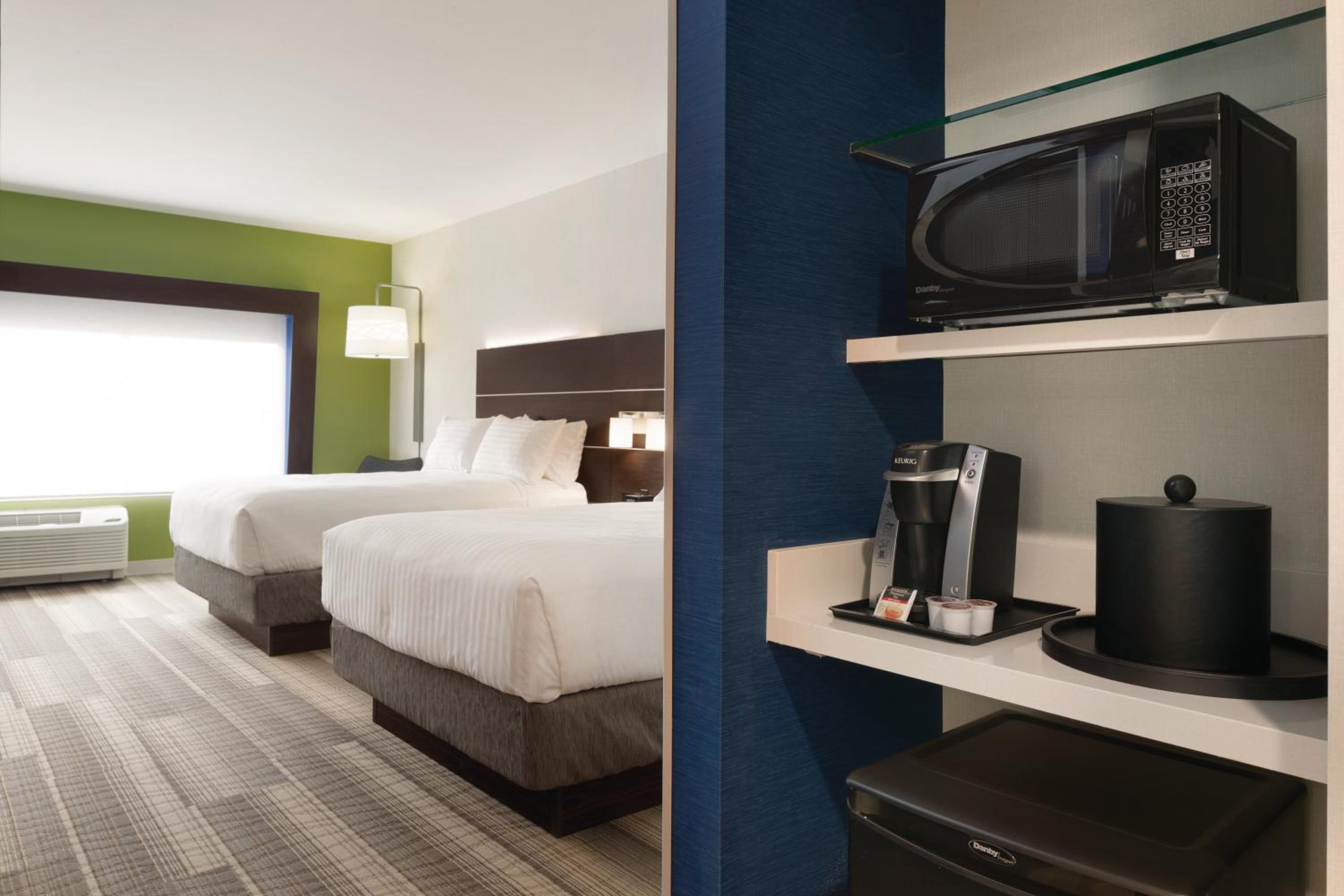 Queen Room with Two Queen Beds - Disability Access with Bath Tub photo 3