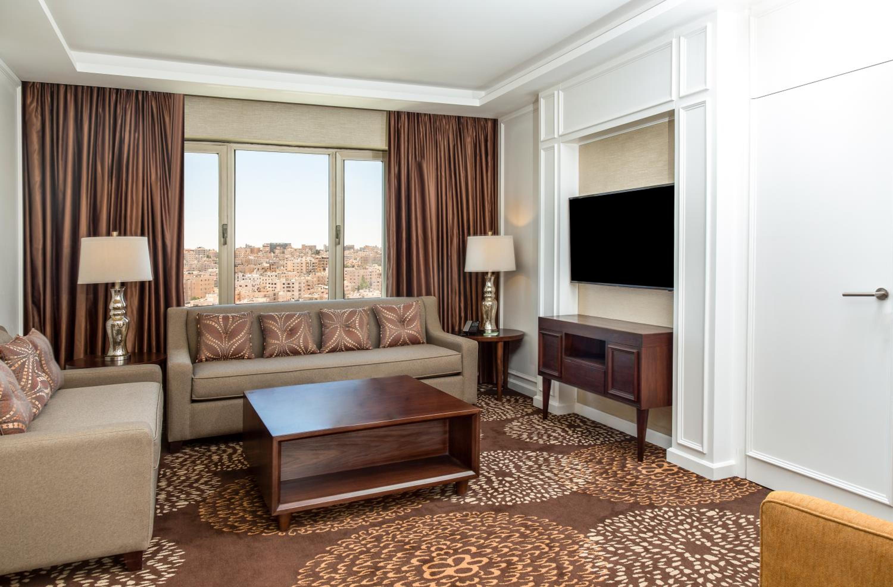 Executive Suite with City View - Photo 3