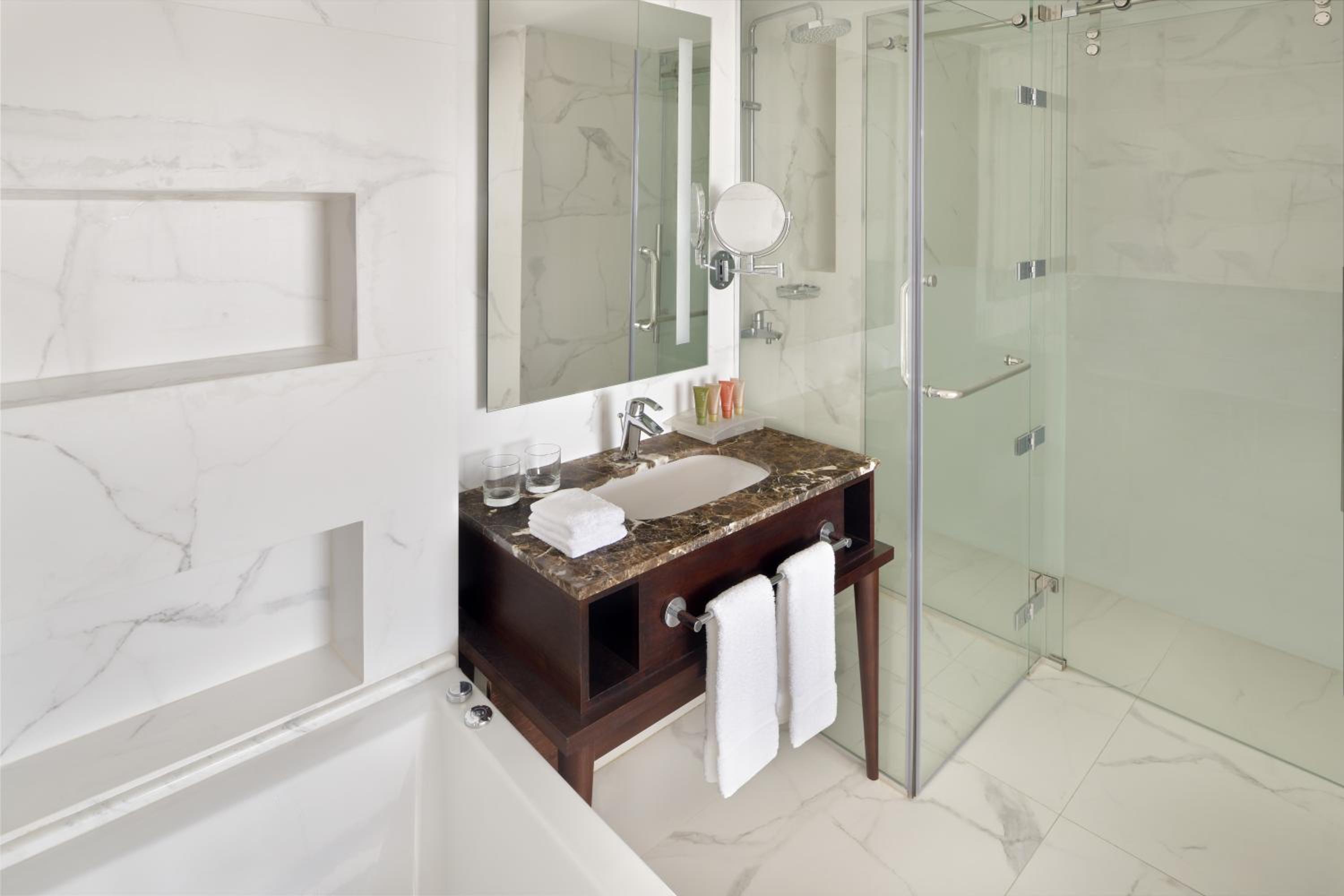 Executive Suite with City View - Photo 4