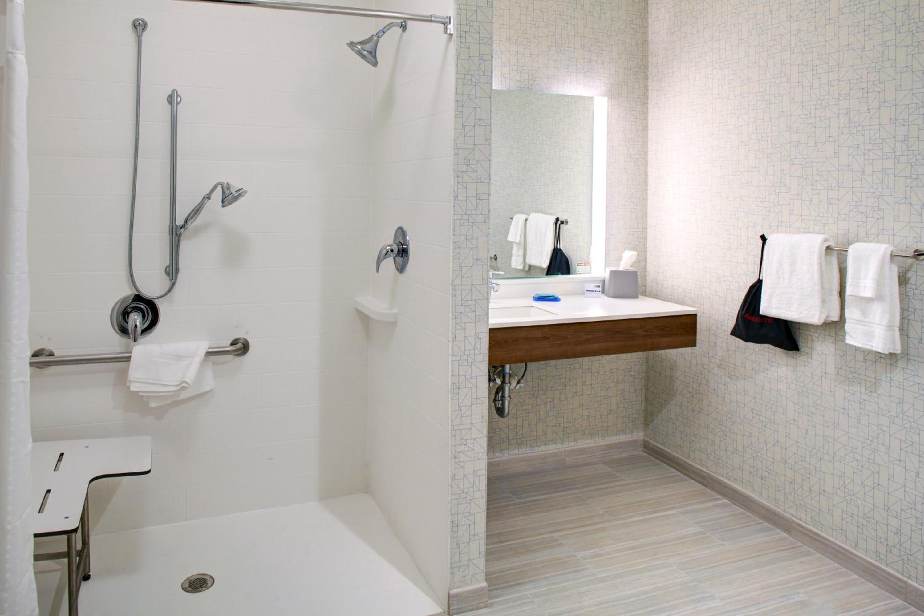 Standard King Room with Roll-In Shower - Communications Access photo 2