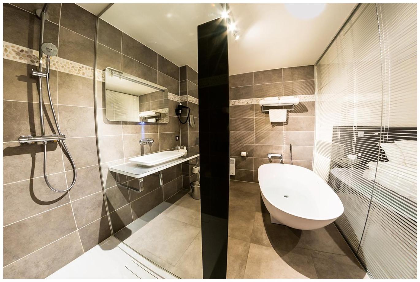 Deluxe King Room - Photo 15