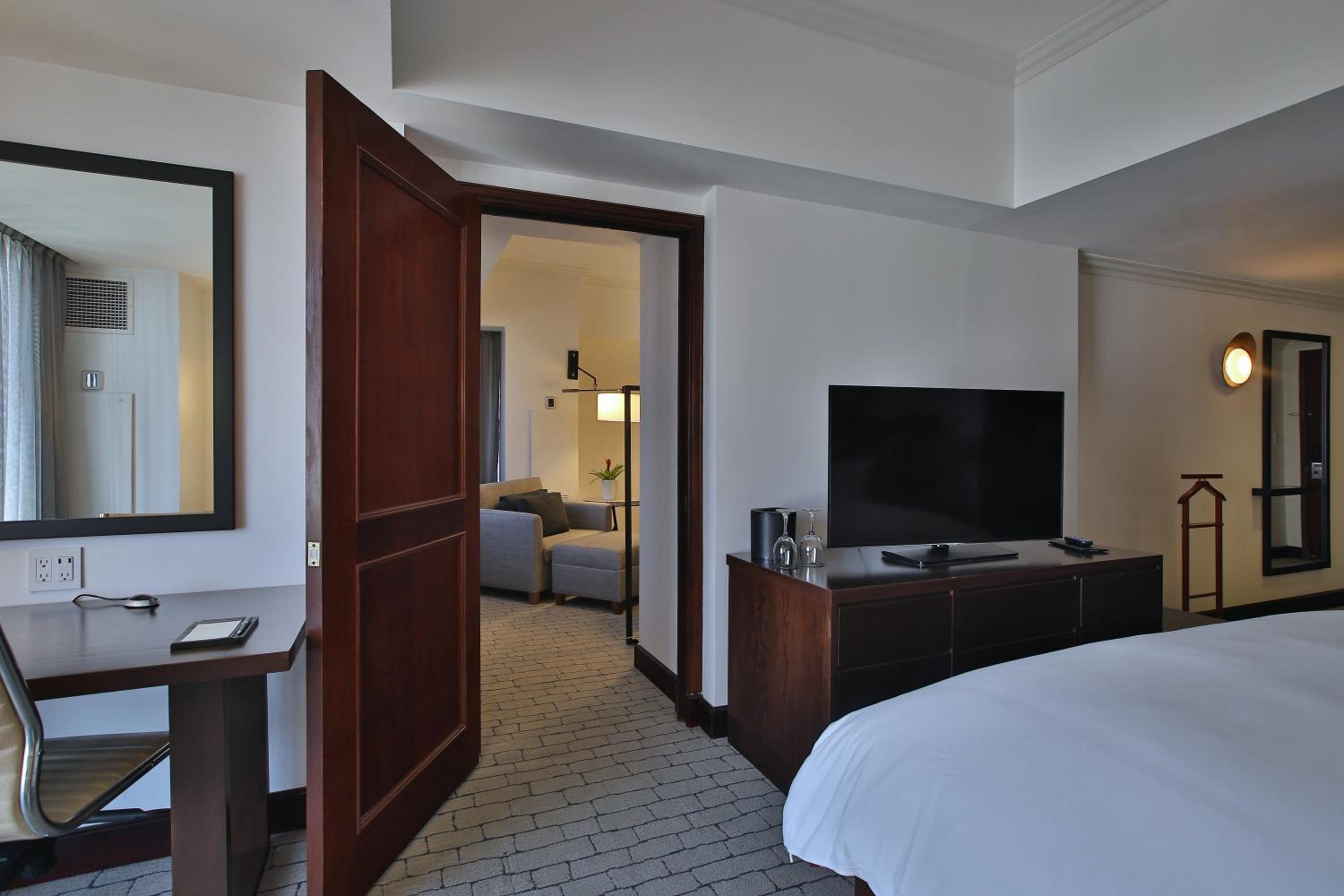 One-Bedroom King Suite with City View - High Floor - Photo 5