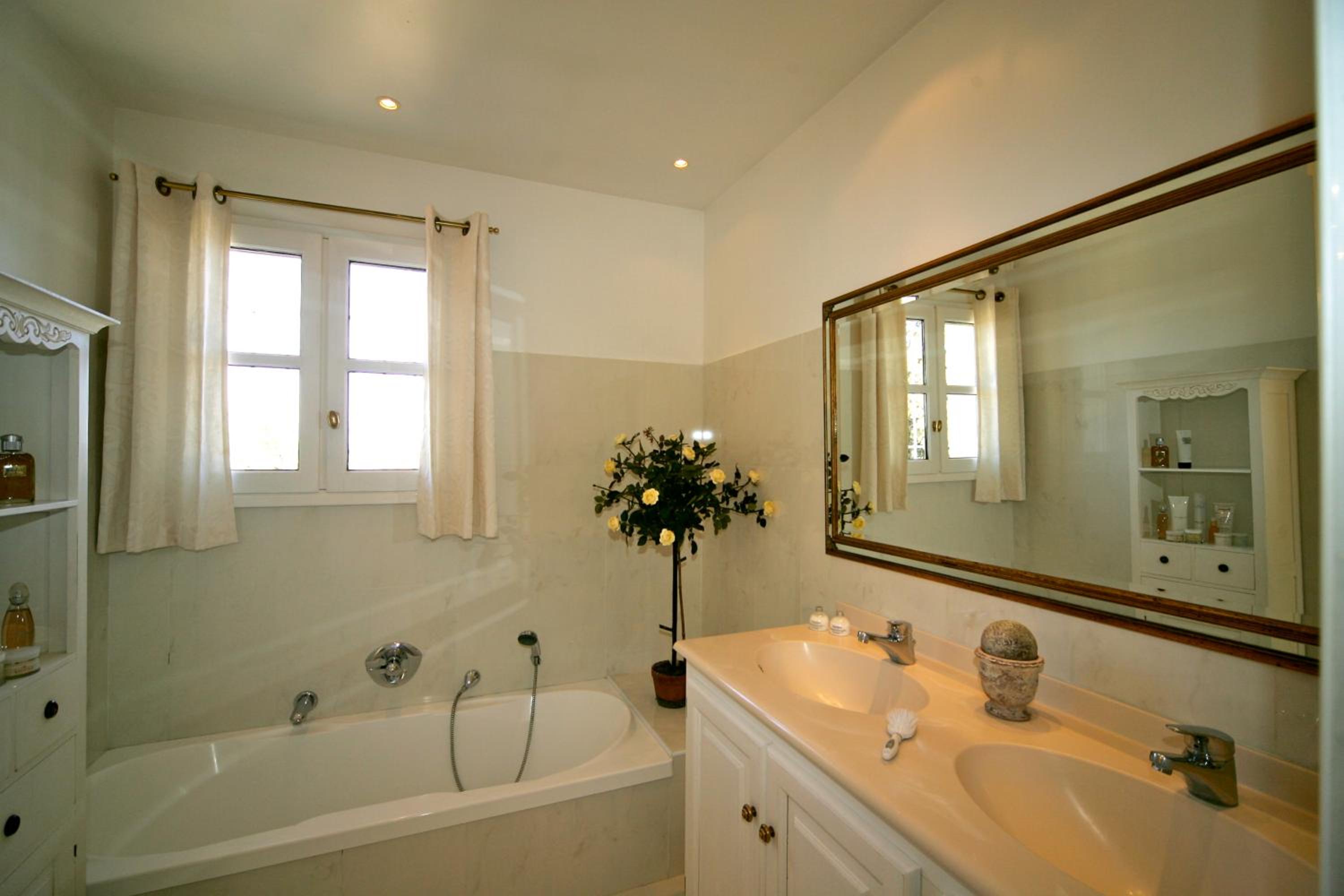 Six-Bedroom House photo 2