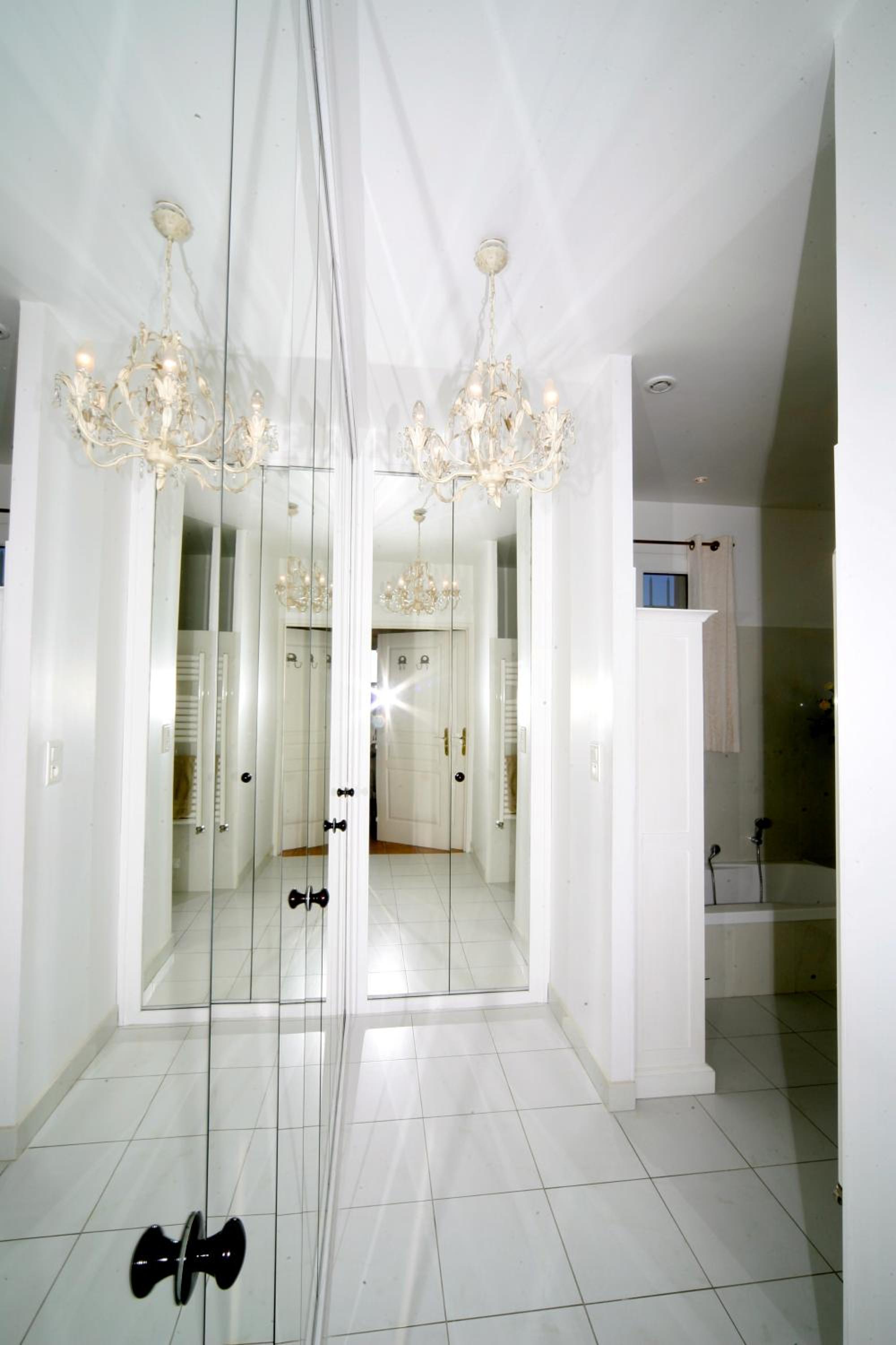 Six-Bedroom House photo 3