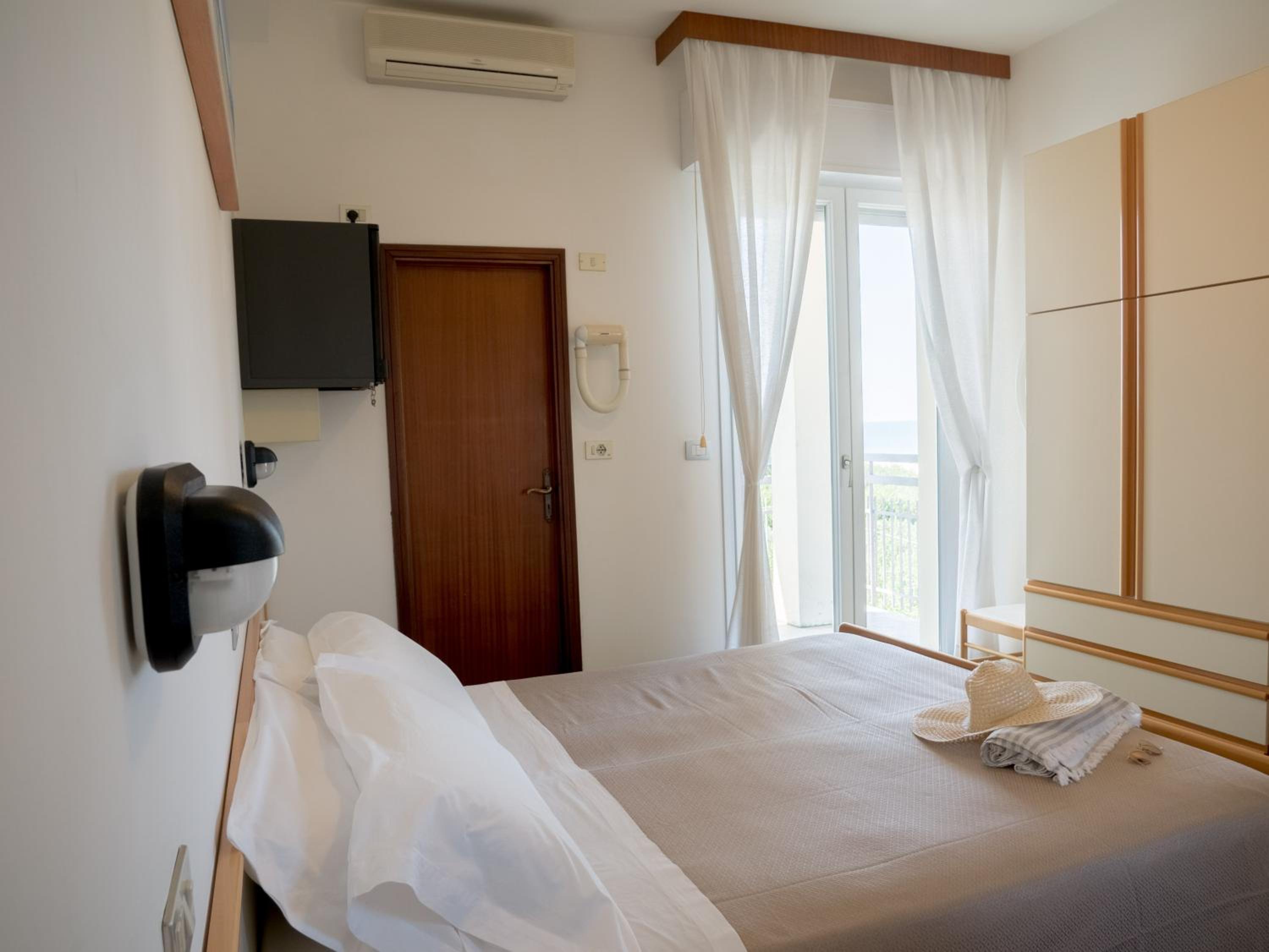 Double or Twin Room with Balcony photo 2