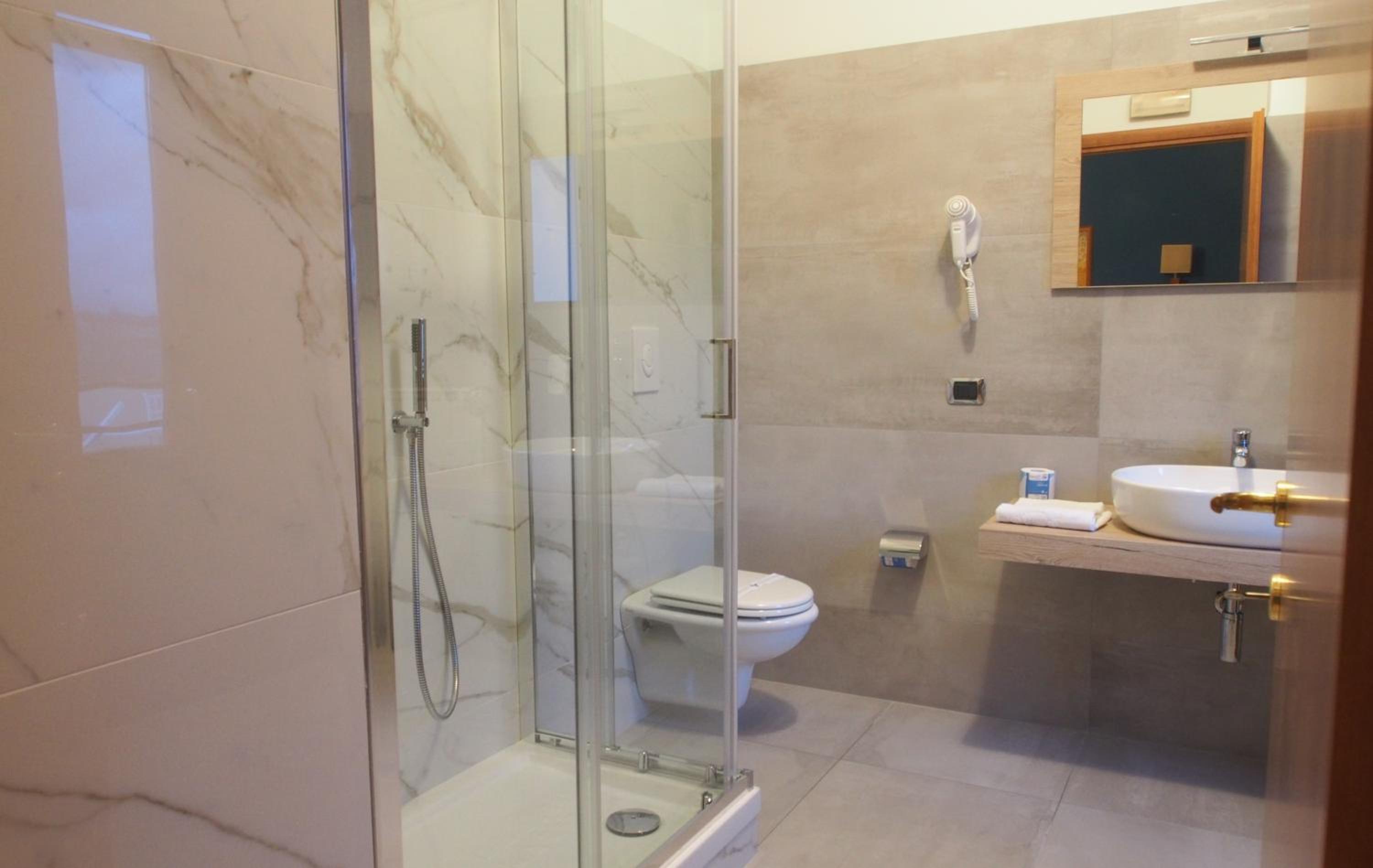 Double or Twin Room - Photo 10