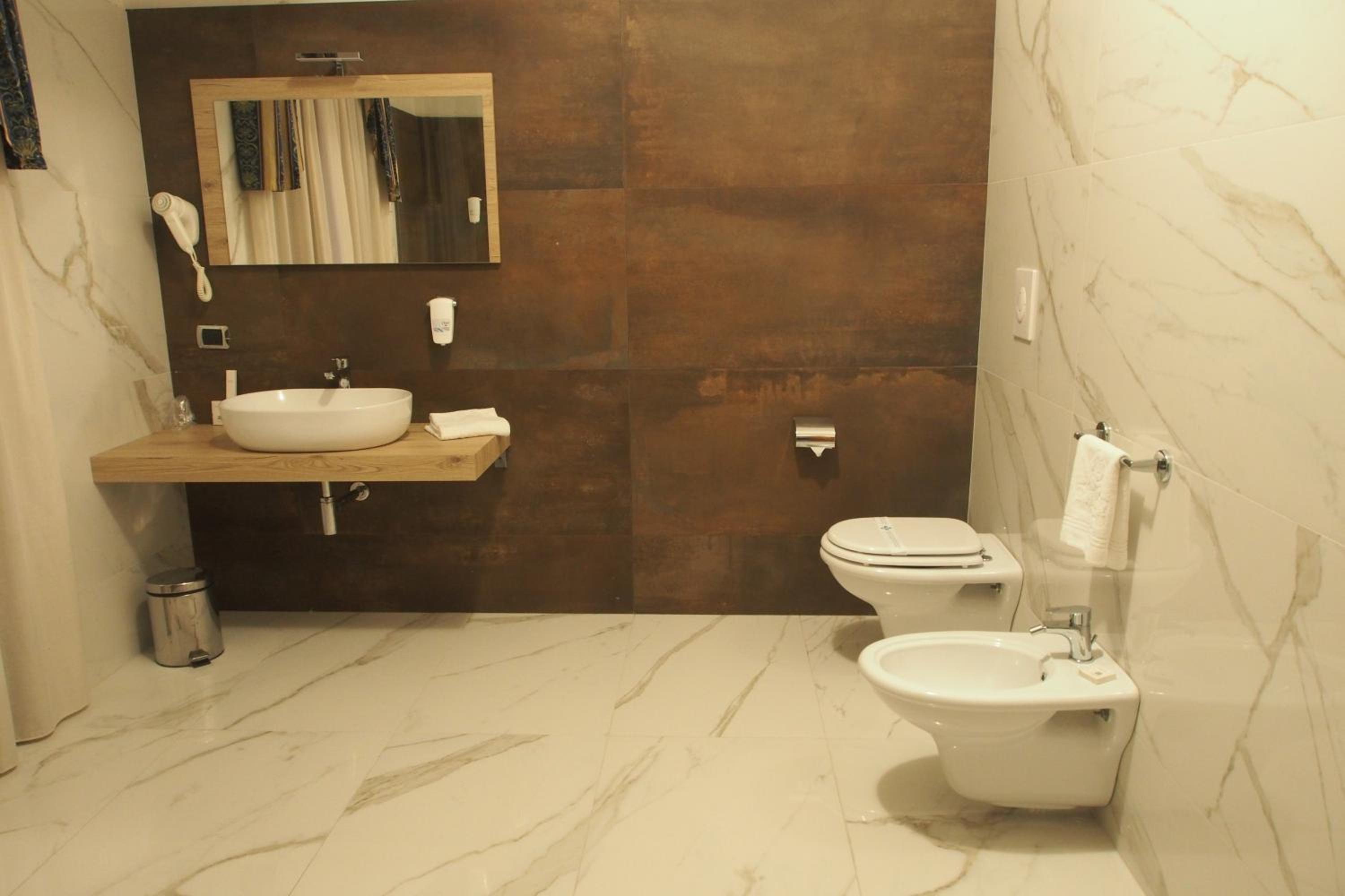 Double or Twin Room - Photo 3