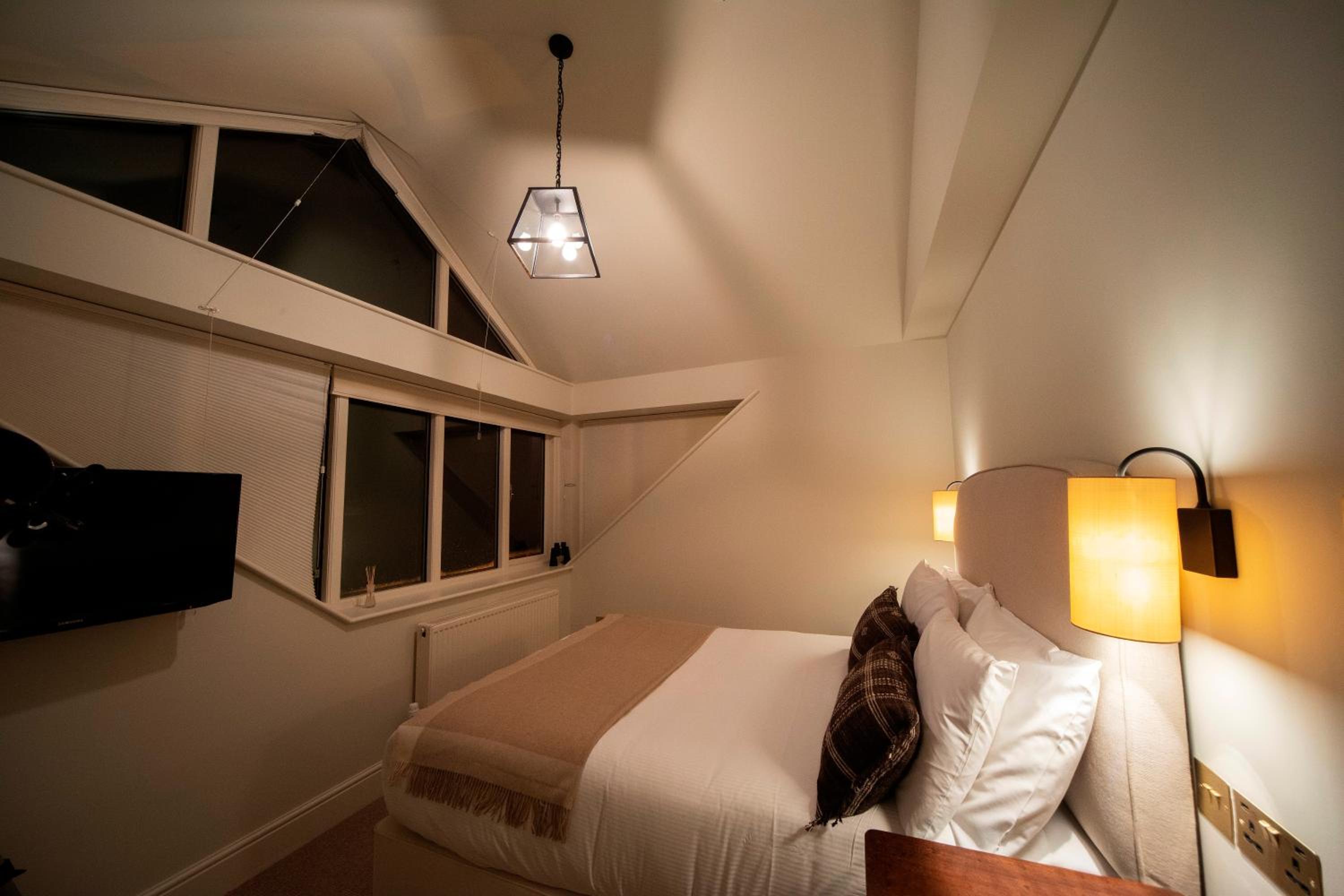 Deluxe King Room with Mountain View (No Pets)