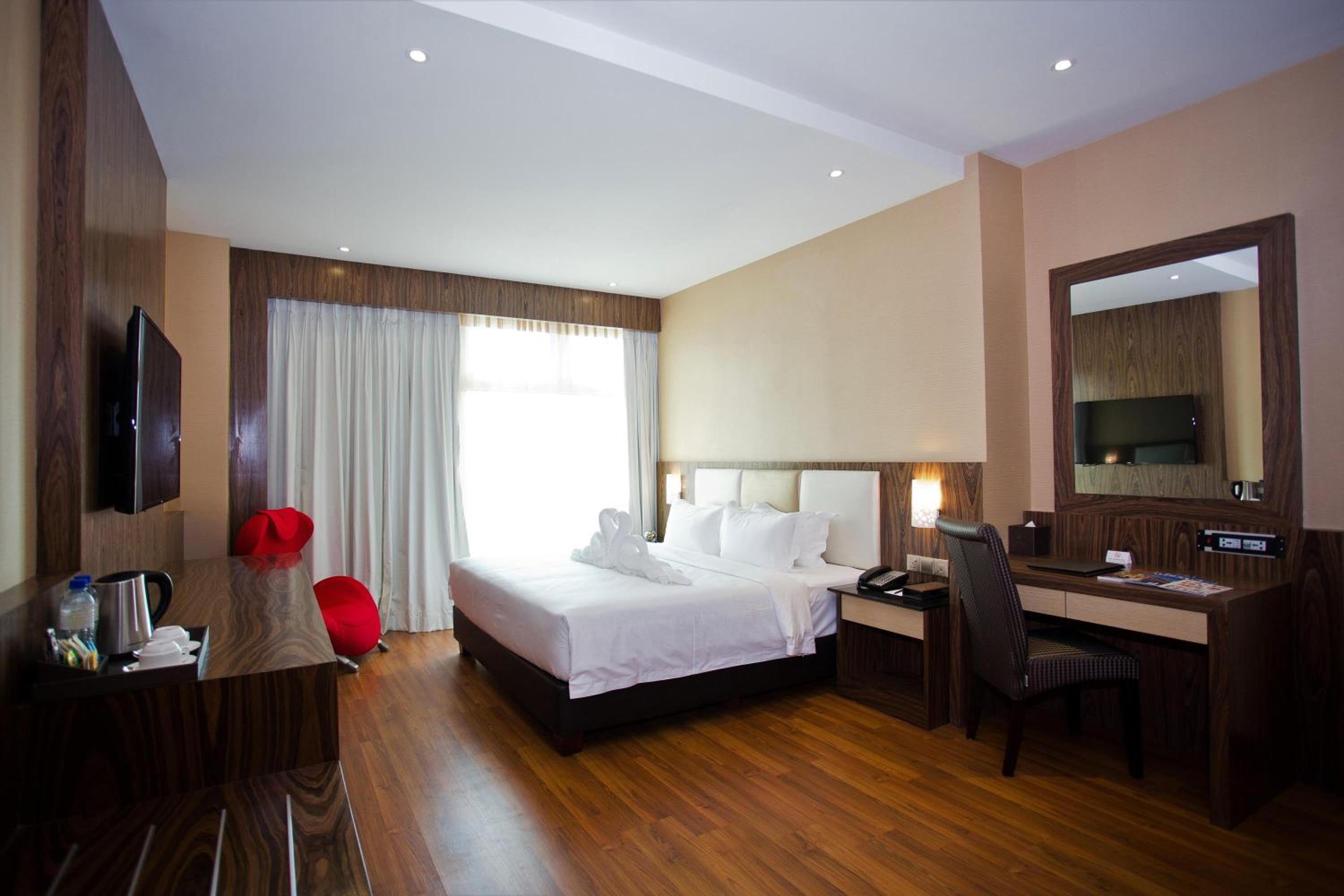 Deluxe King Room - Photo 3