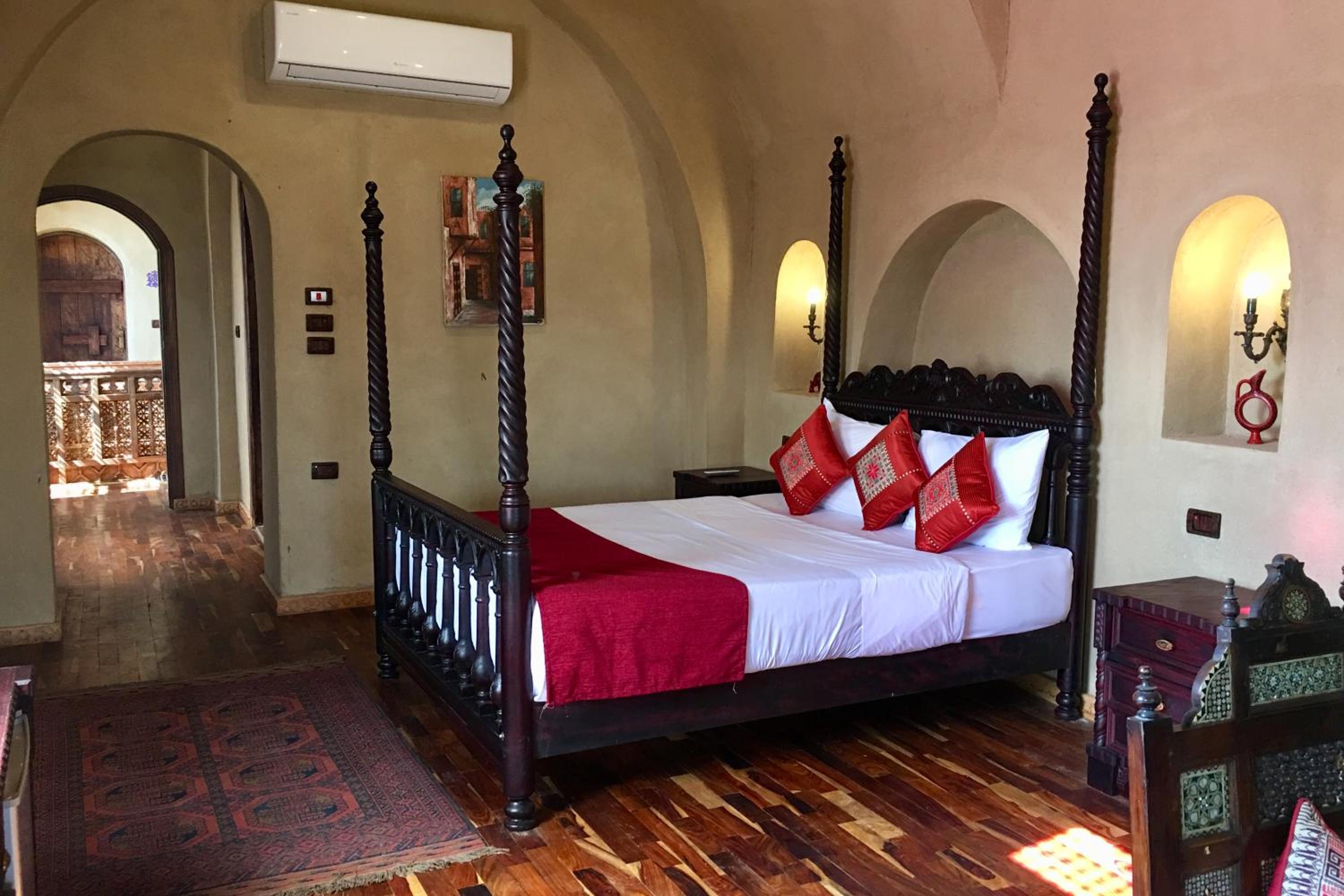 Queen Room with Balcony - Ruby photo 3