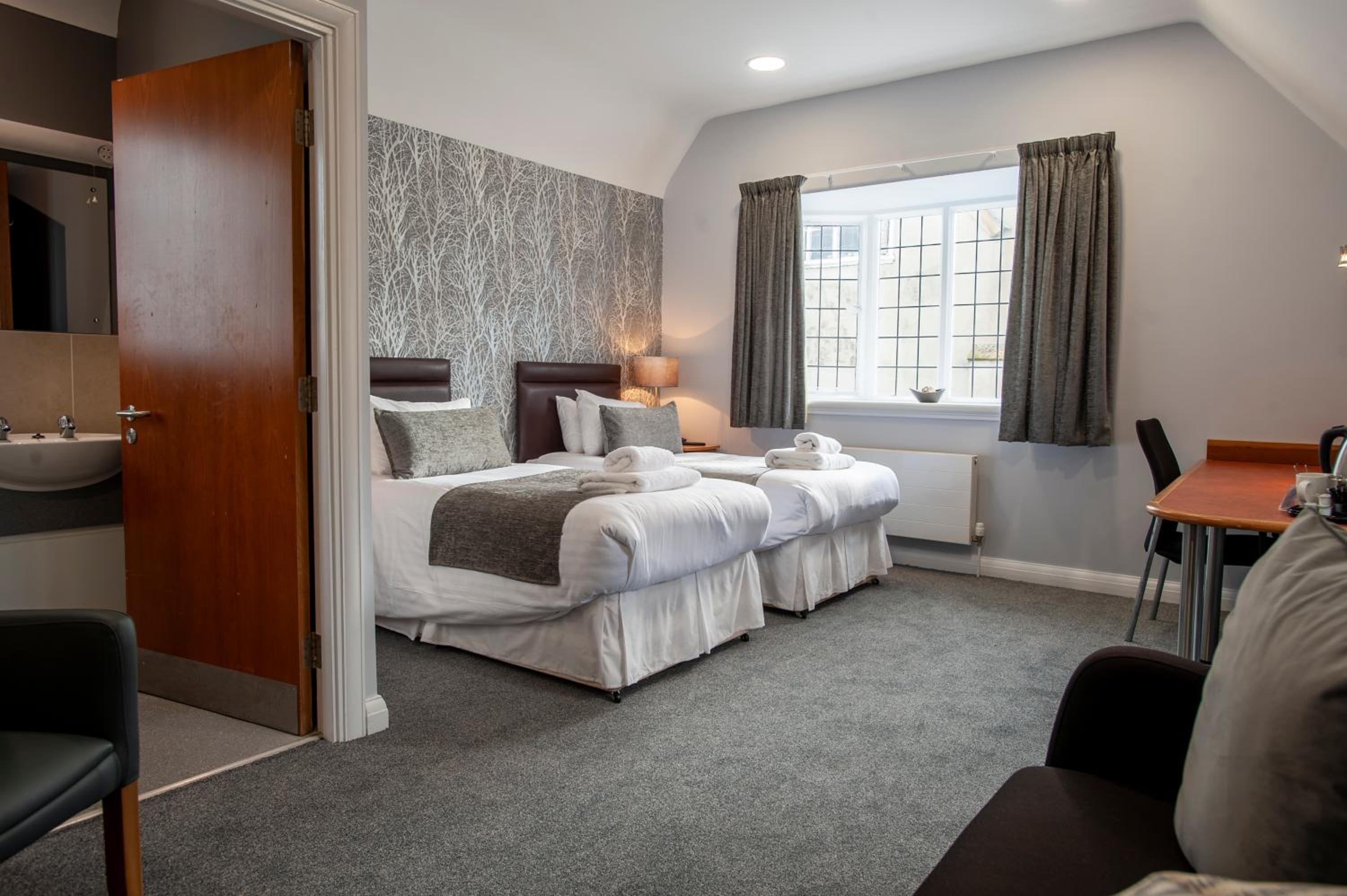 Executive Twin Room - Photo 11
