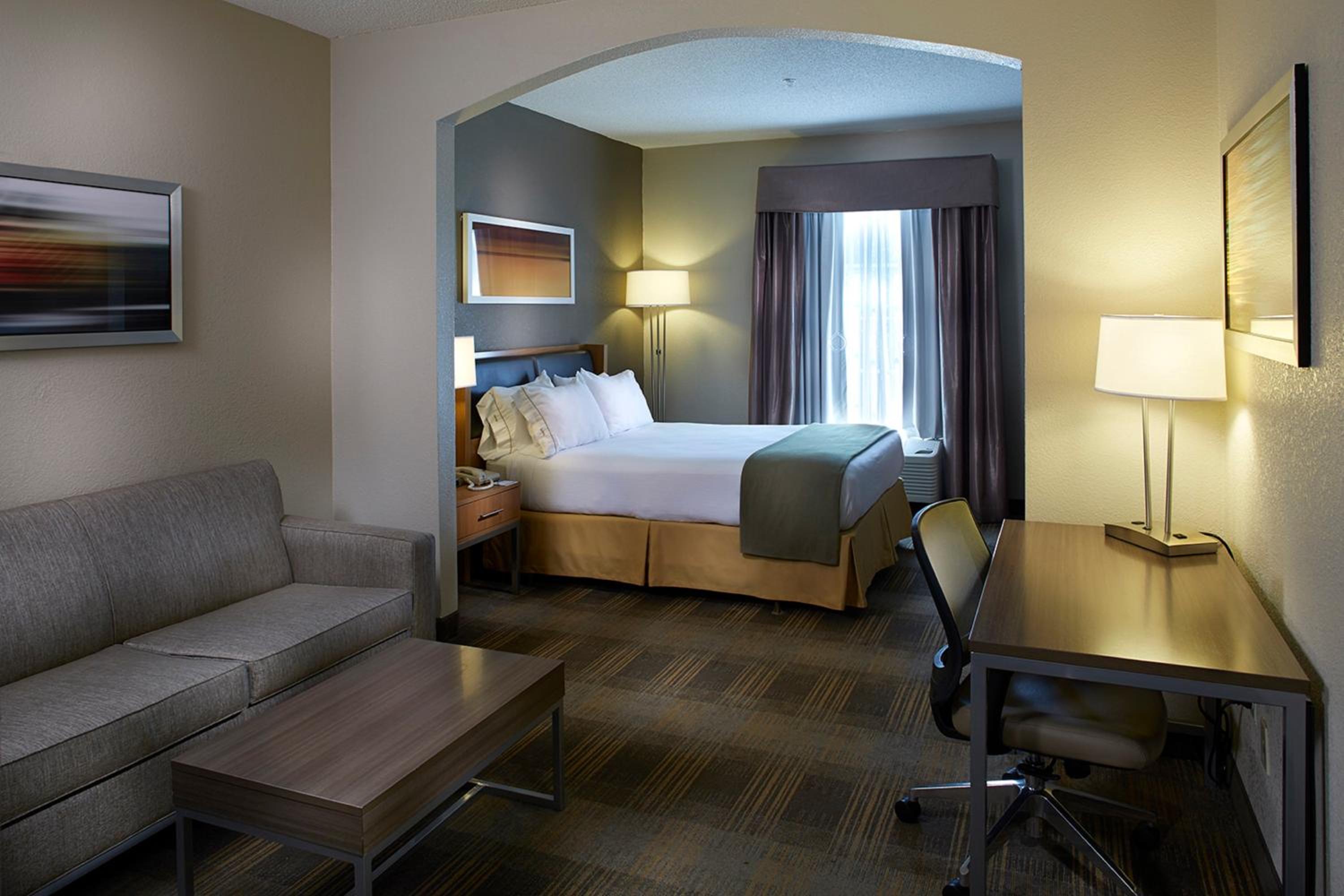 Standard King Room with Sofa Bed - Photo 1