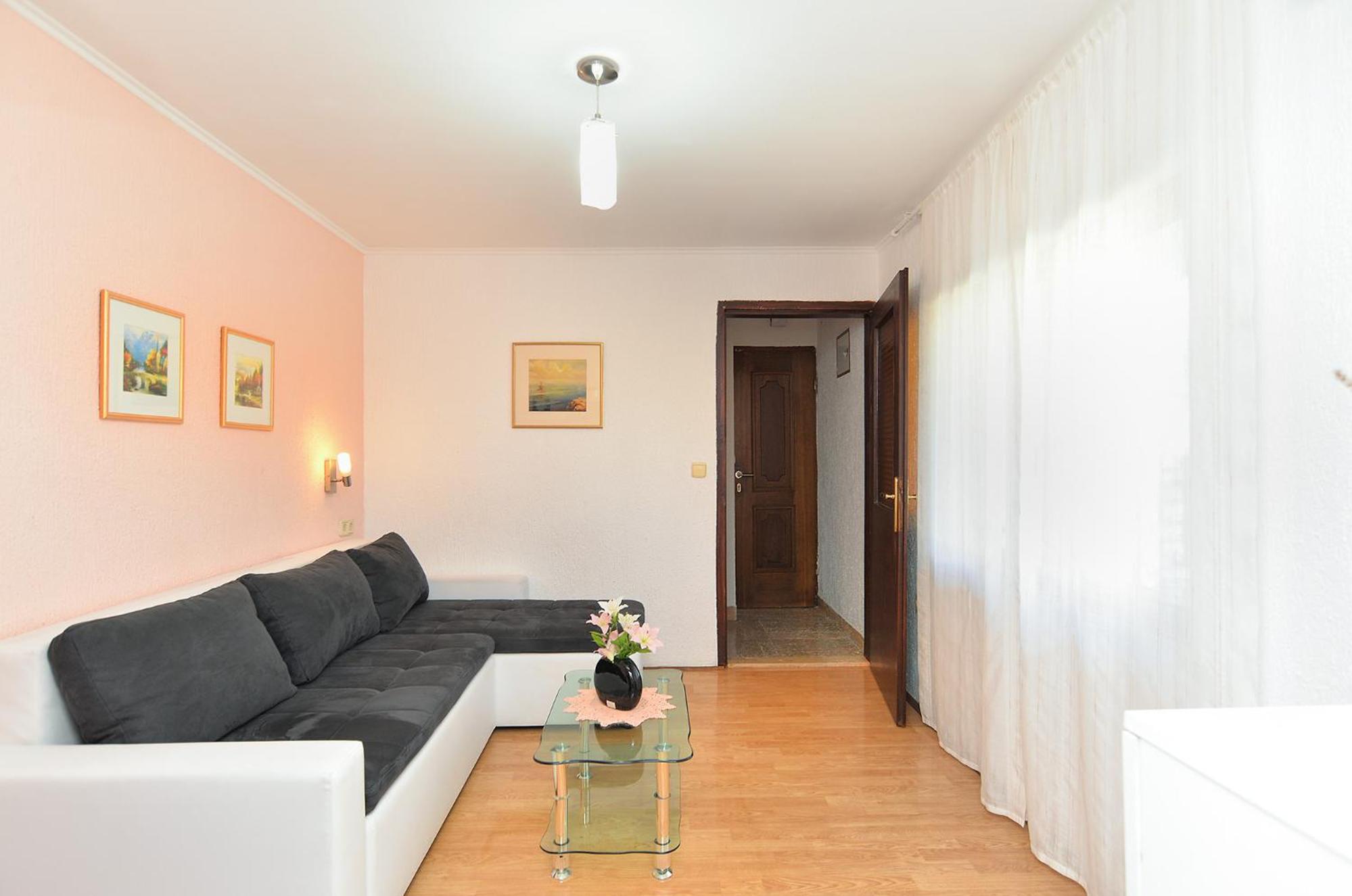One-Bedroom Apartment photo 1