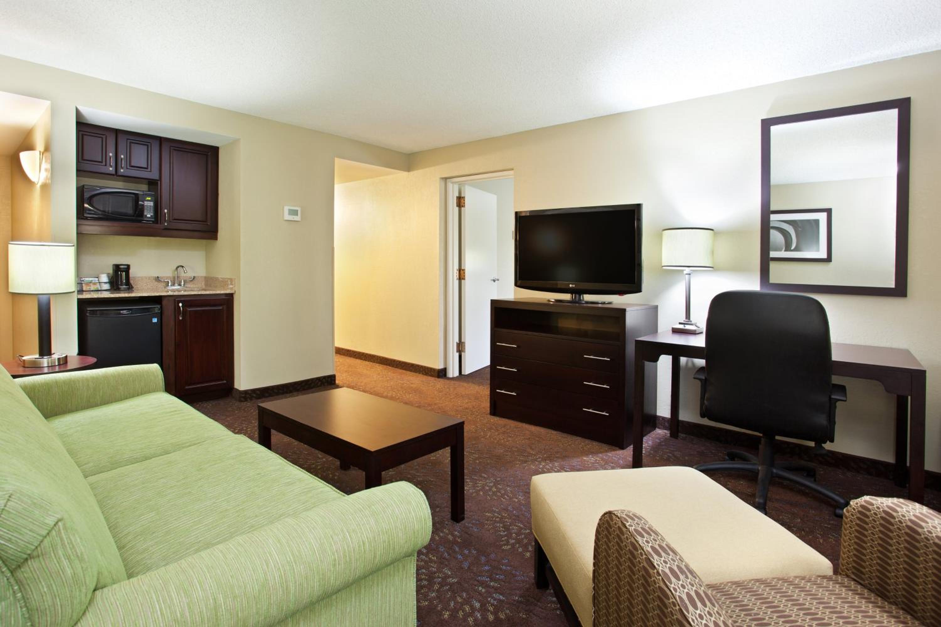 Queen Suite with Two Queen Beds - Photo 5