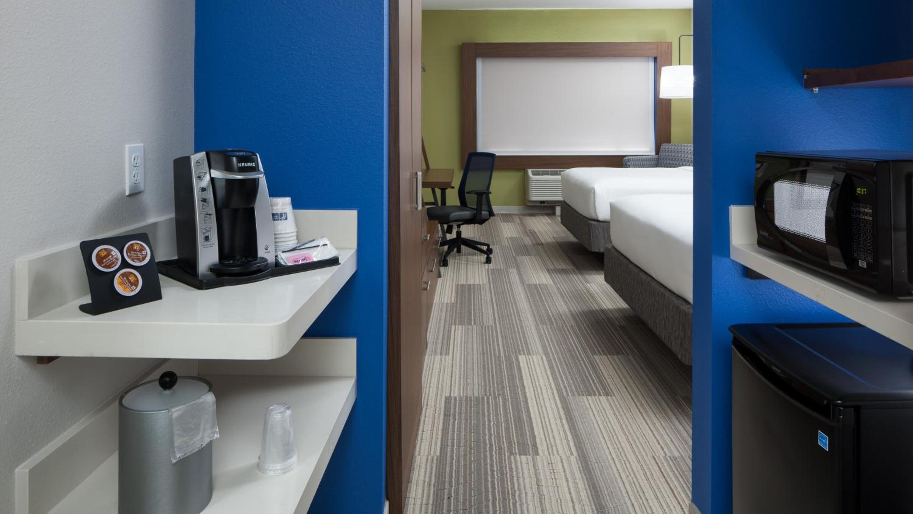 Standard Room with Two Queen Beds - Communications Accessible Tub - Photo 2