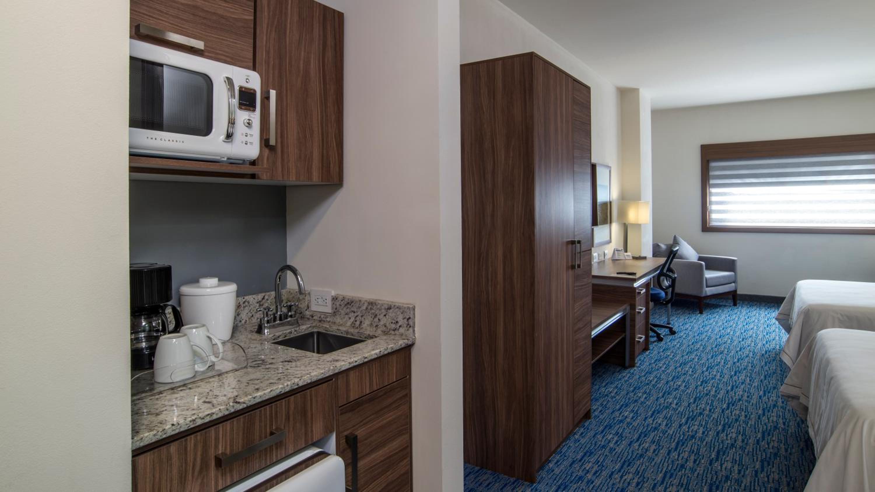 Queen Suite with Two Queen Beds photo 2
