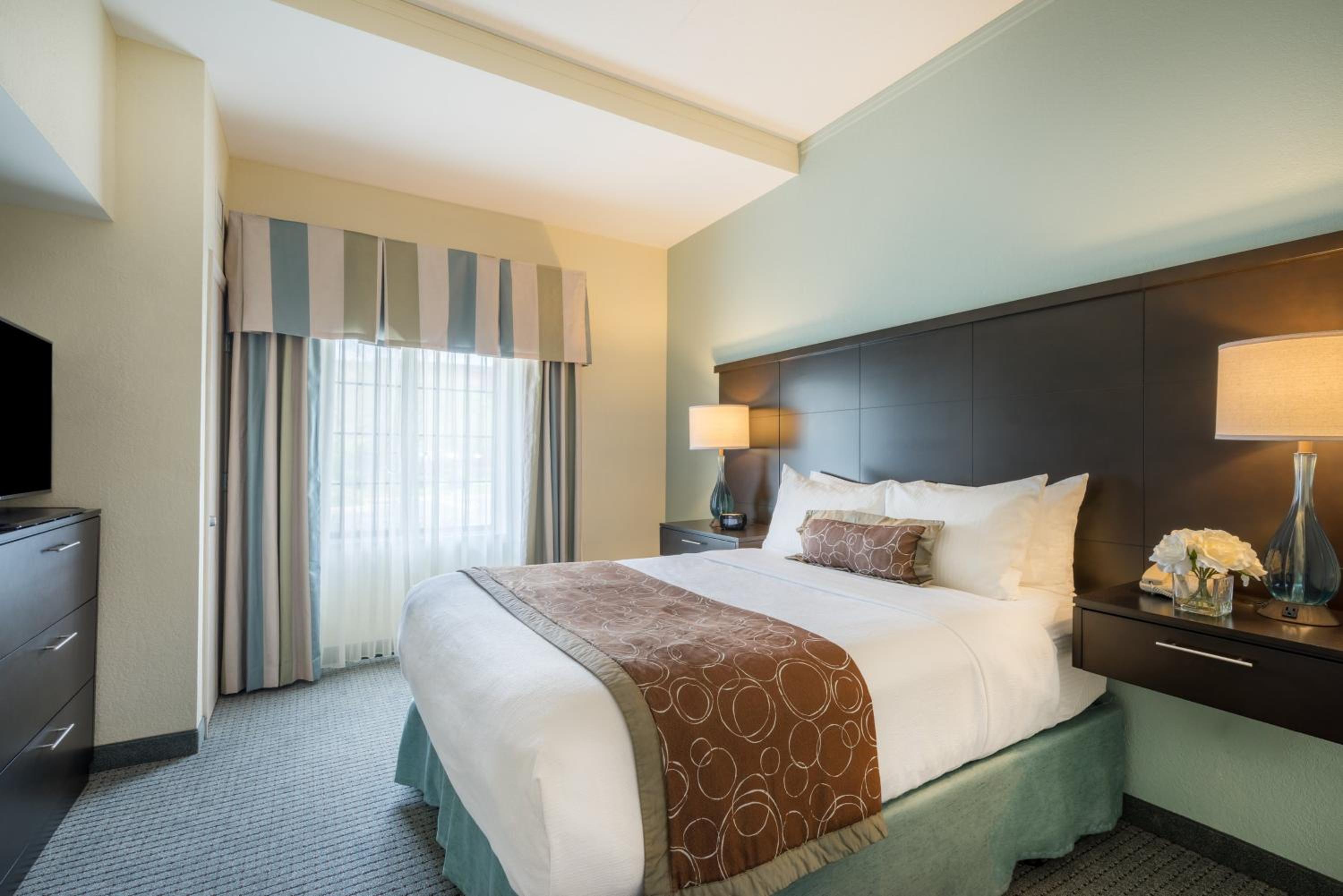 One-Bedroom King Suite - Photo 2