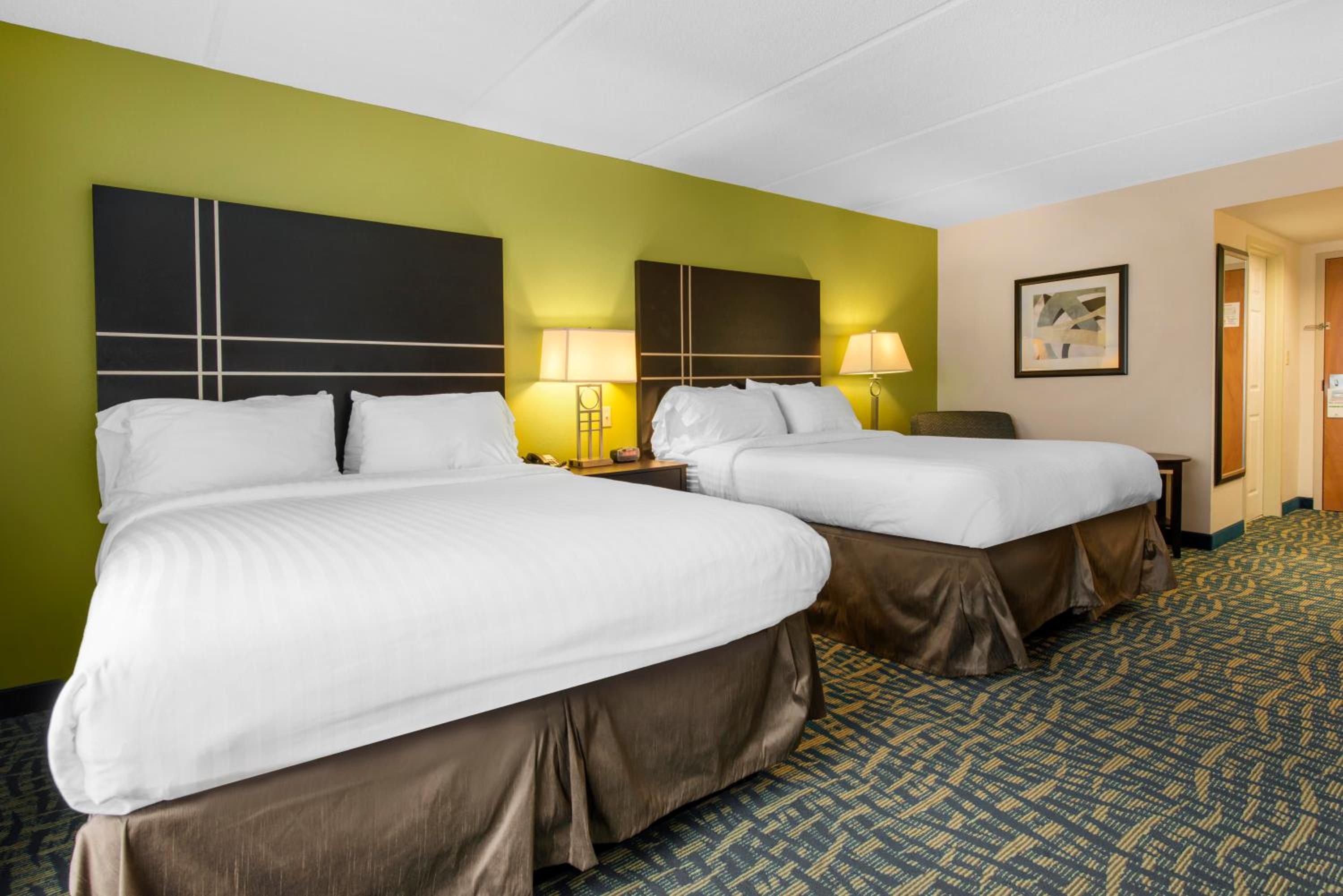 Standard Room with Two Queen Beds - Photo 2