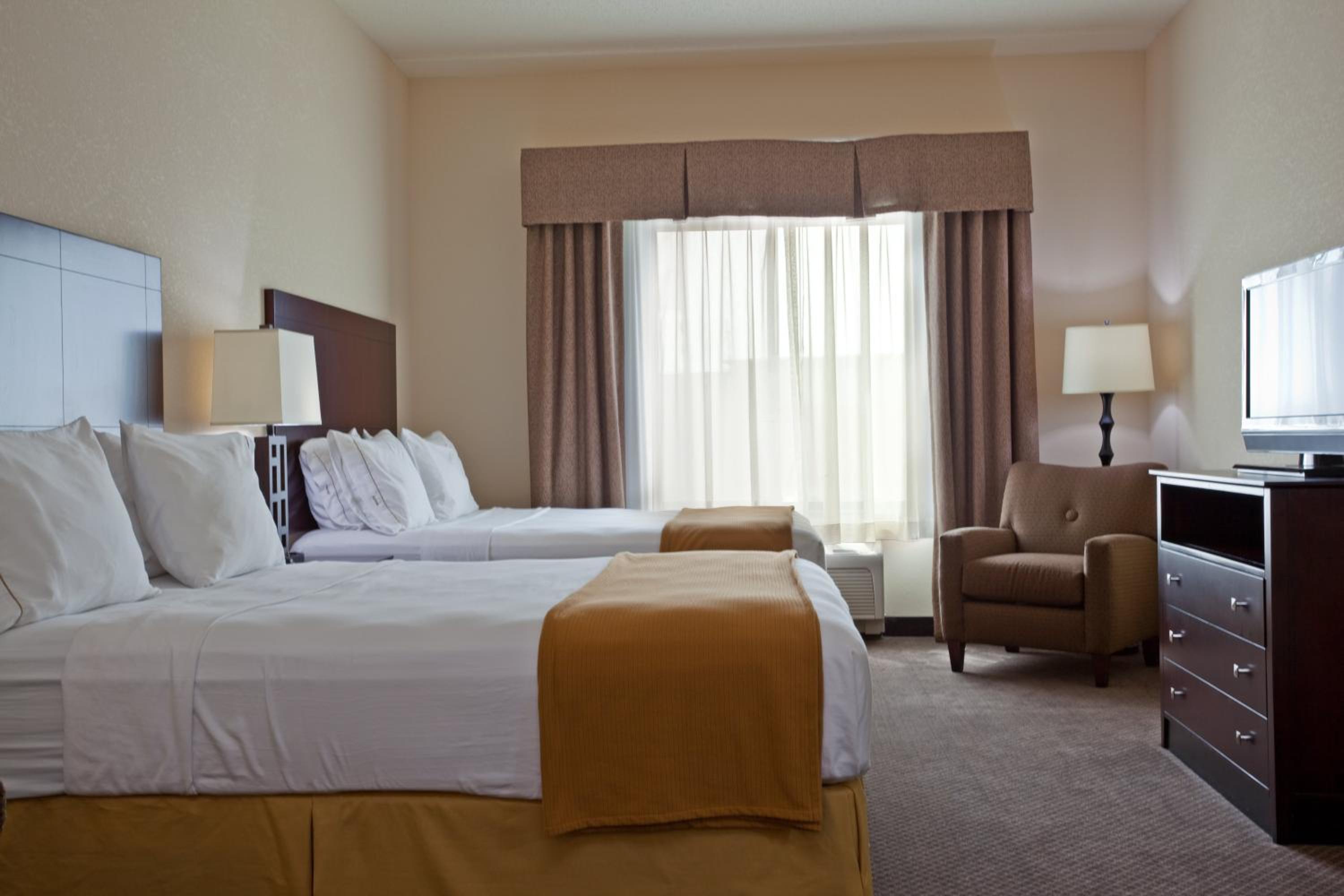 Standard Queen Room with Two Queen Beds and Extra Floor Space photo 3