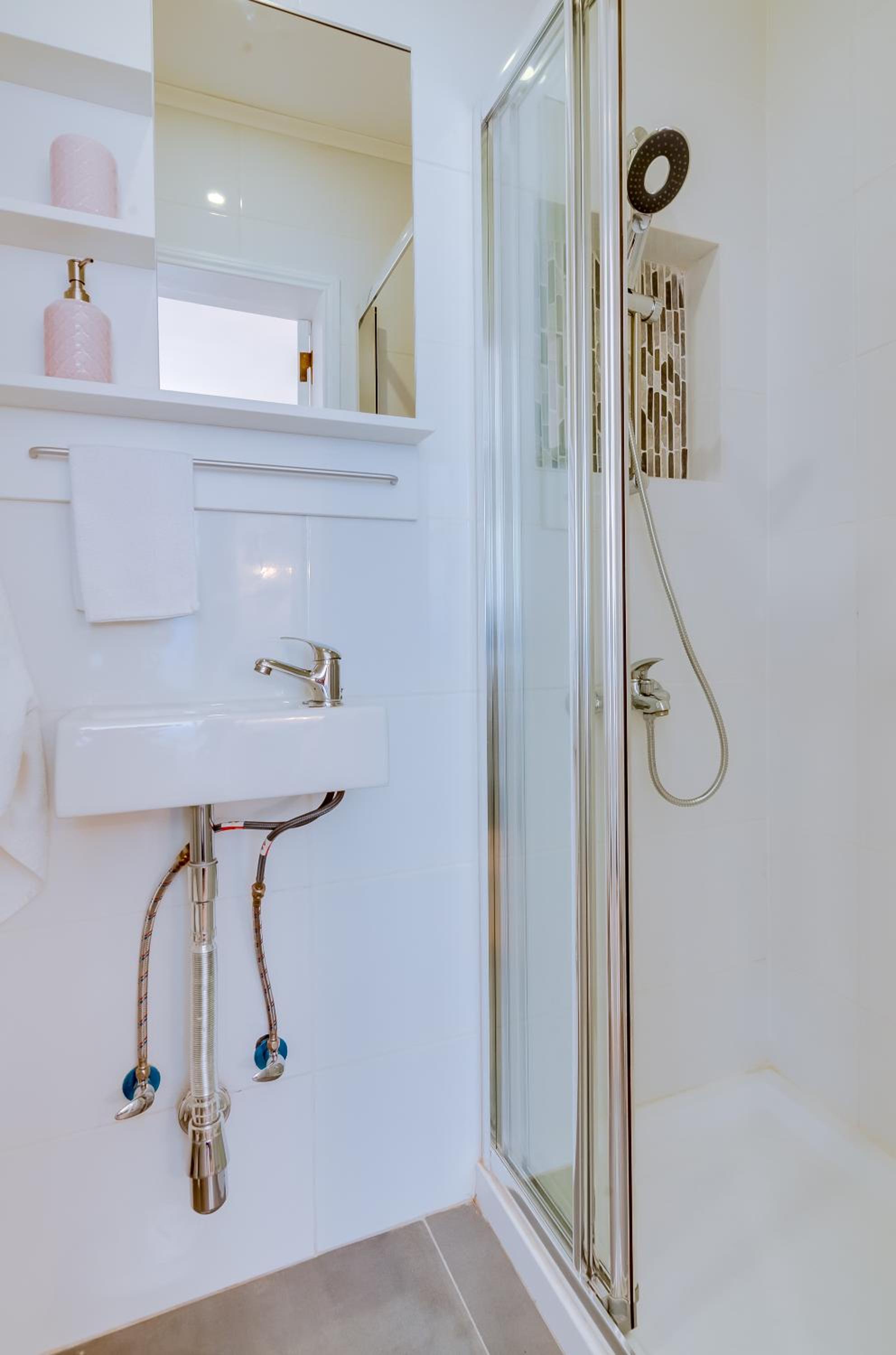 Standard Suite - Photo 10