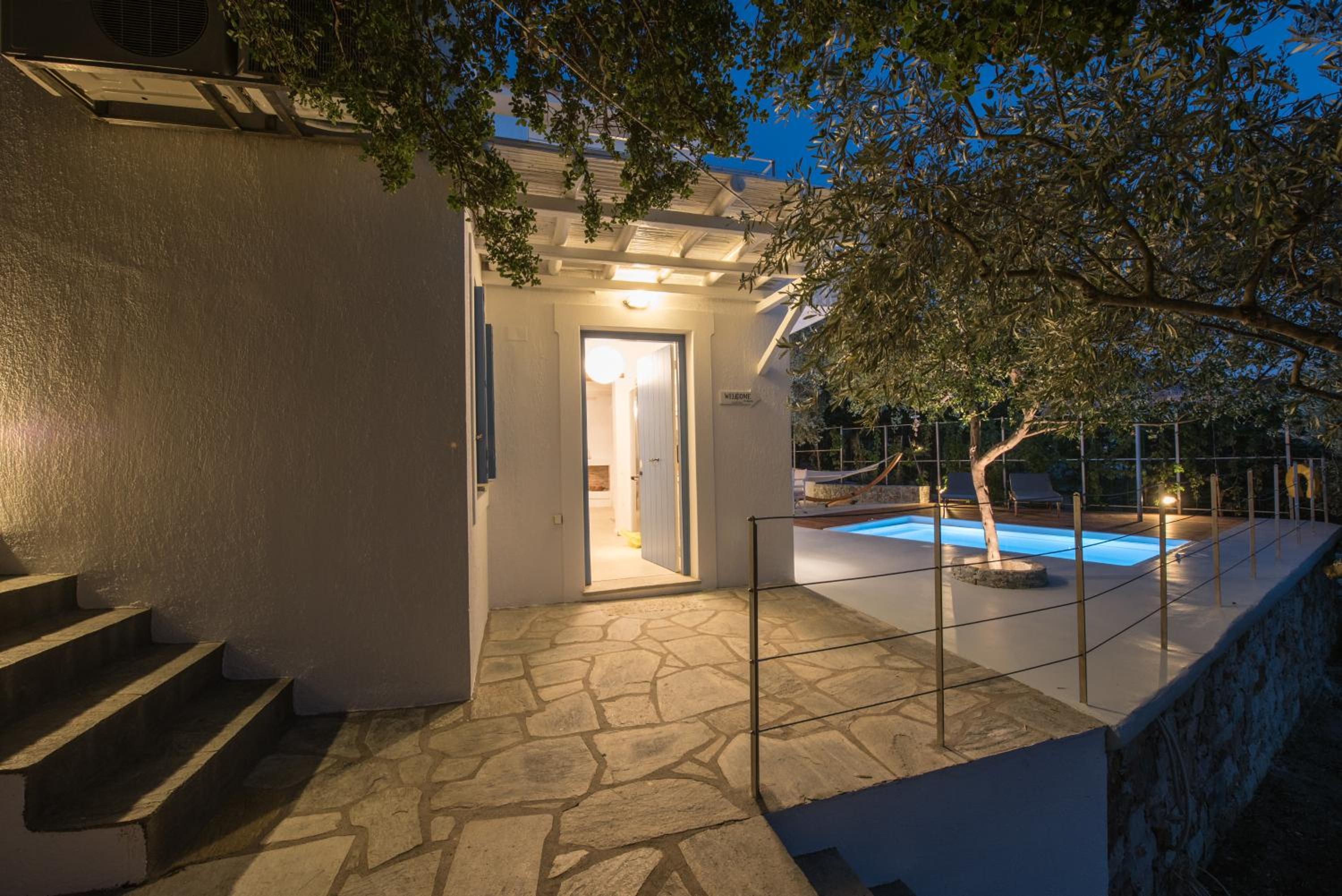 Villa with Private Pool - Photo 5