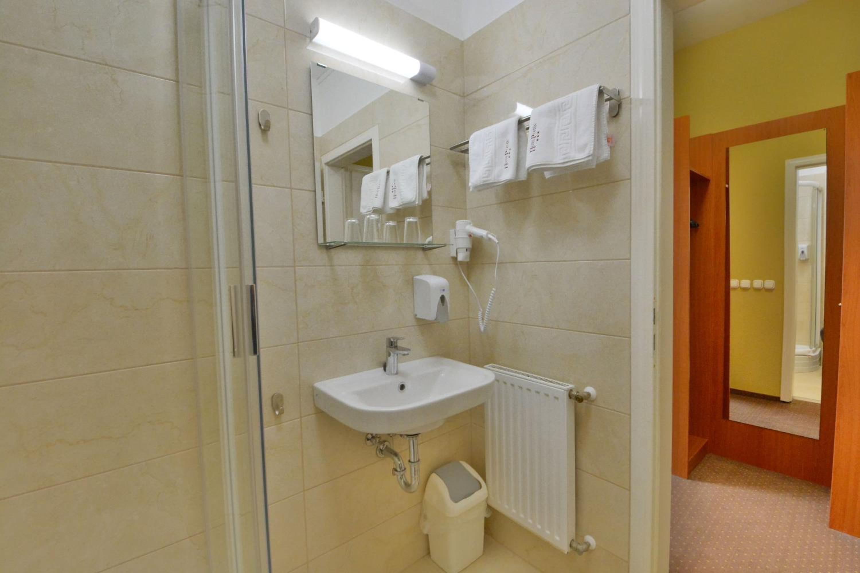 Double or Twin Room - Photo 8