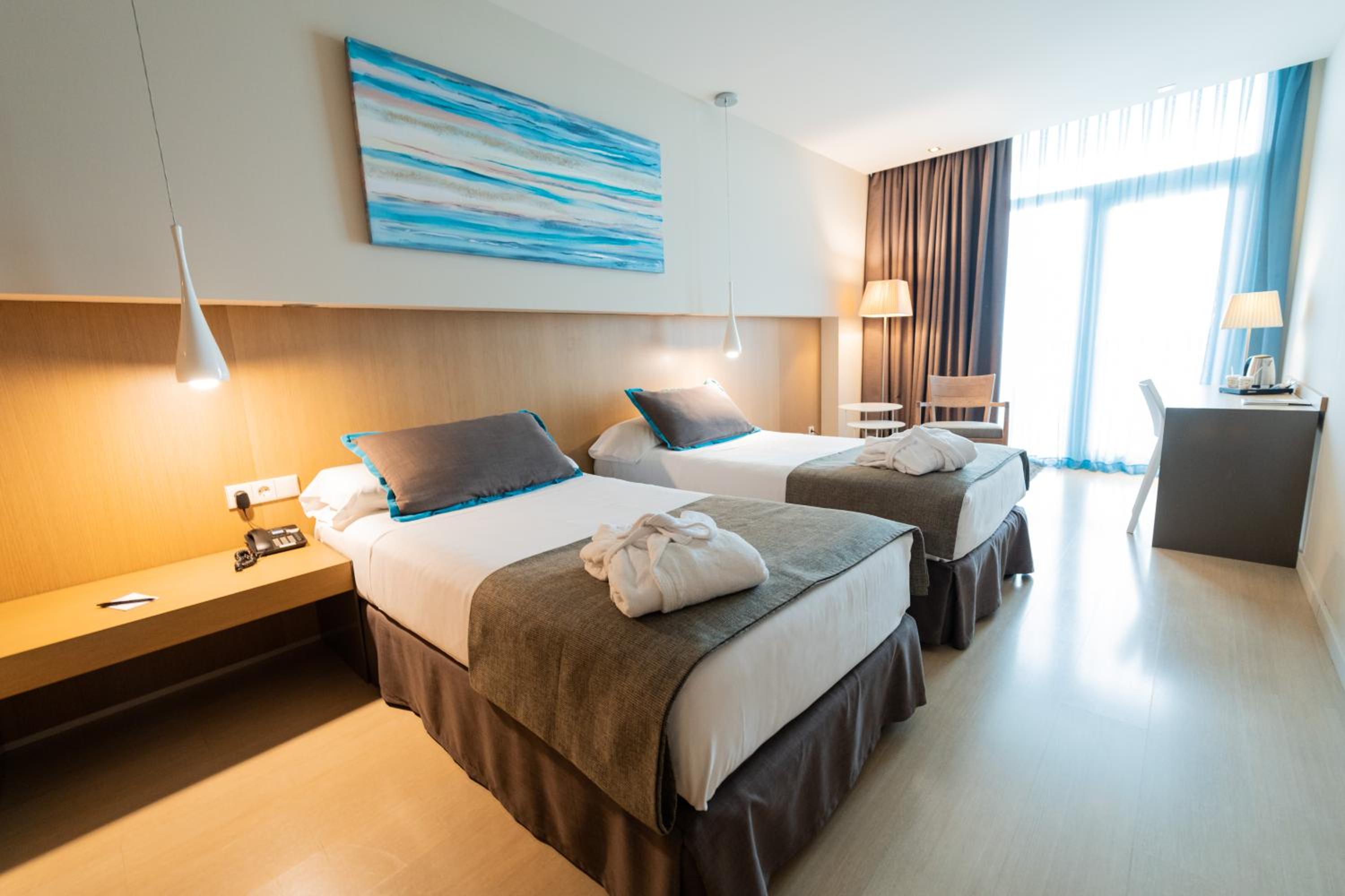 Double or Twin Room with Sea View - Photo 1