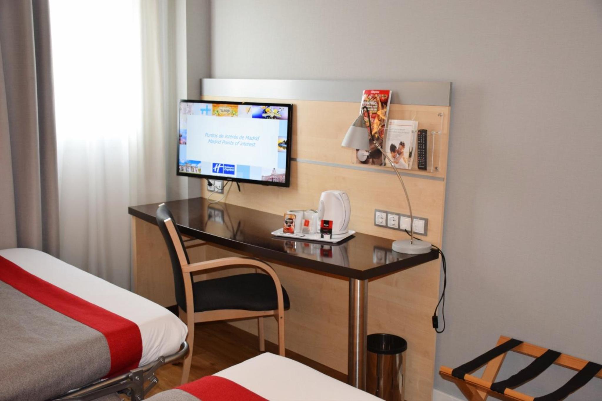 Standard Queen Room with Sofa Bed - Photo 9