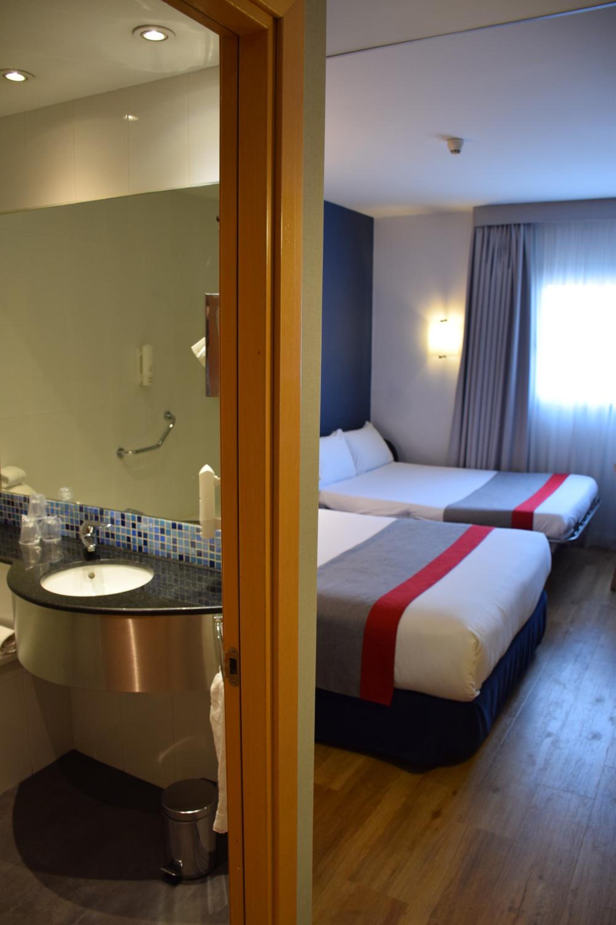 Standard Queen Room with Sofa Bed - Photo 6