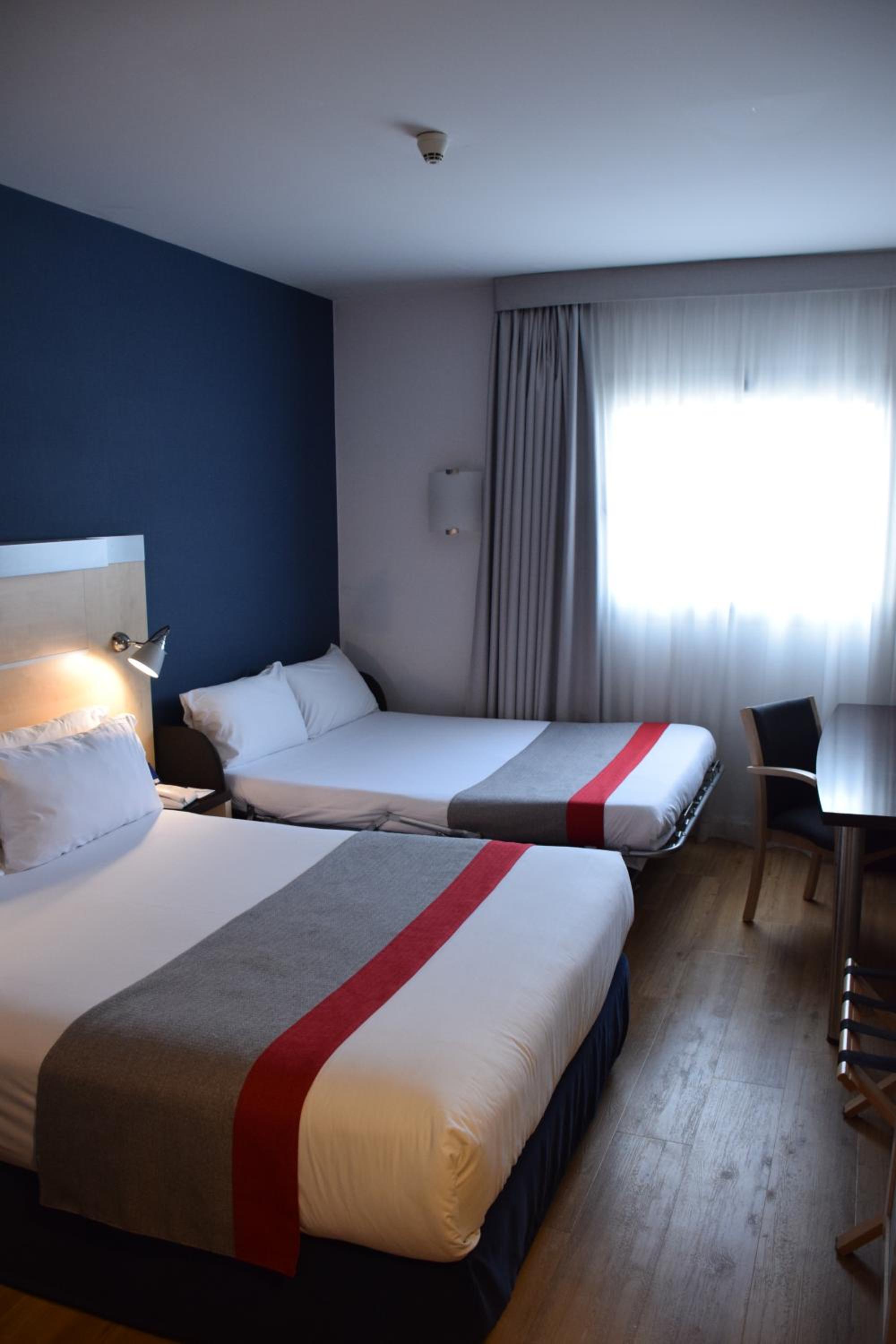 Standard Queen Room with Sofa Bed - Photo 1