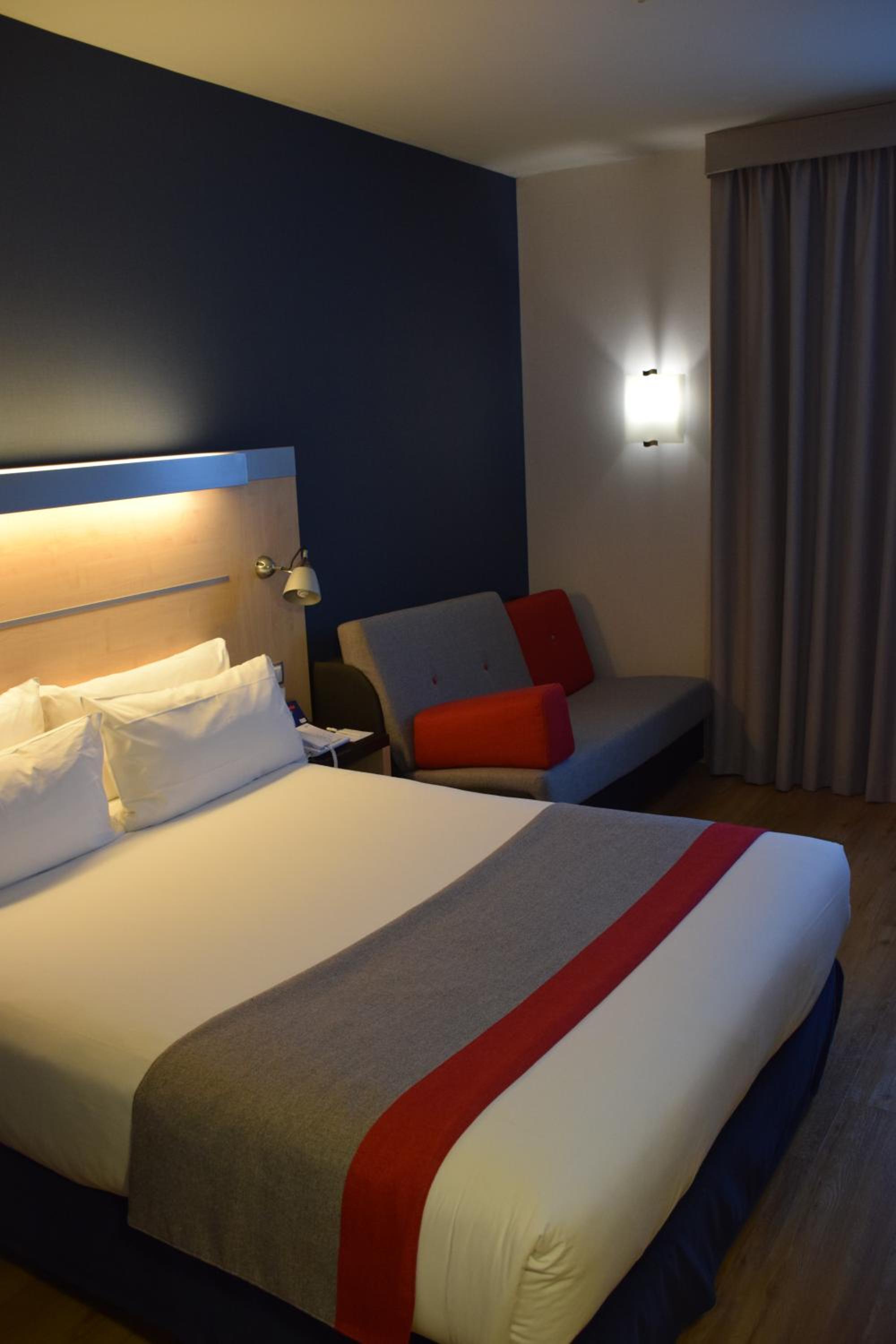 Standard Room with Free Breakfast - Photo 5