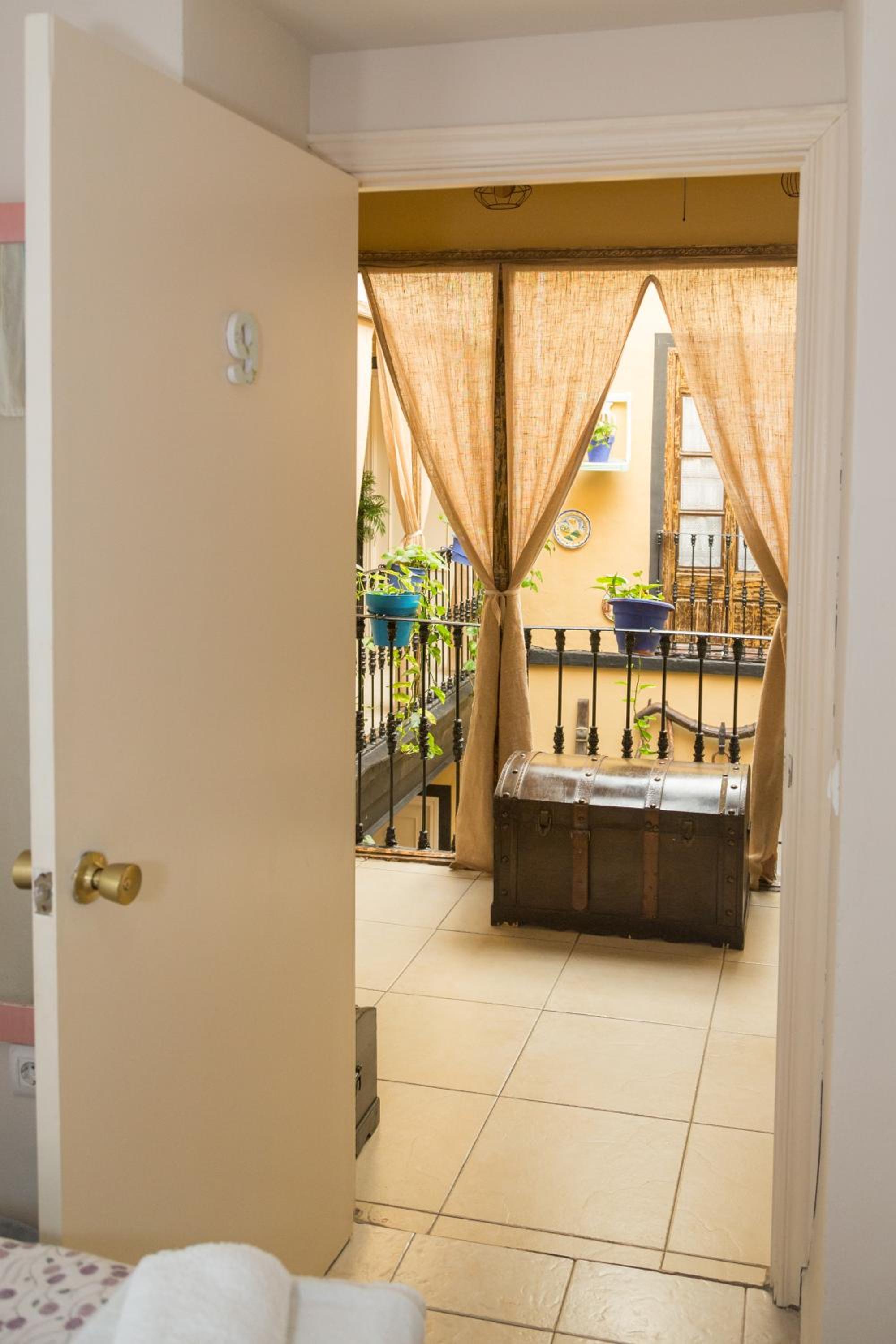 Basic Single Room with Shared Bathroom photo 3